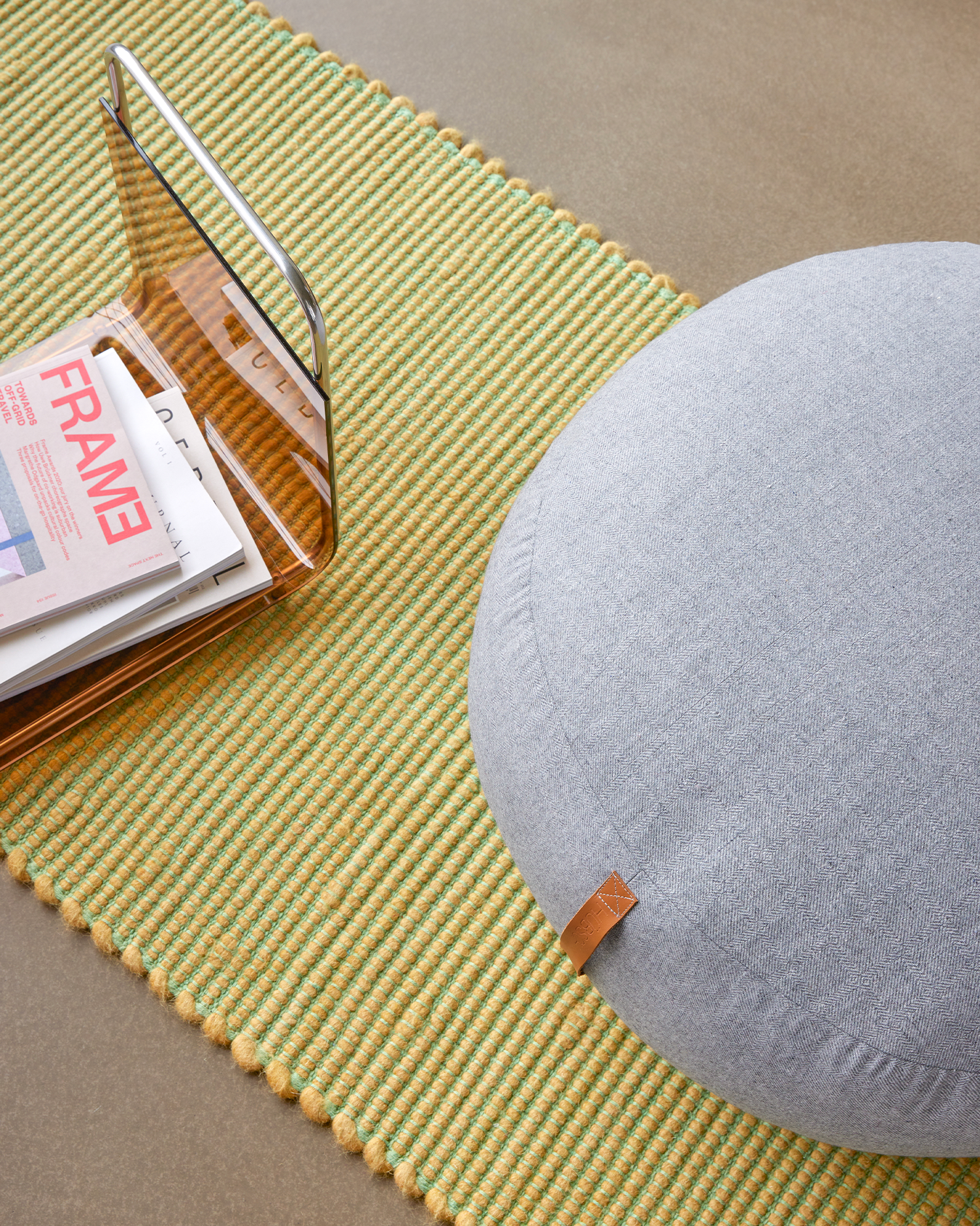 Pouf imbottito in lana Mochi, grigio