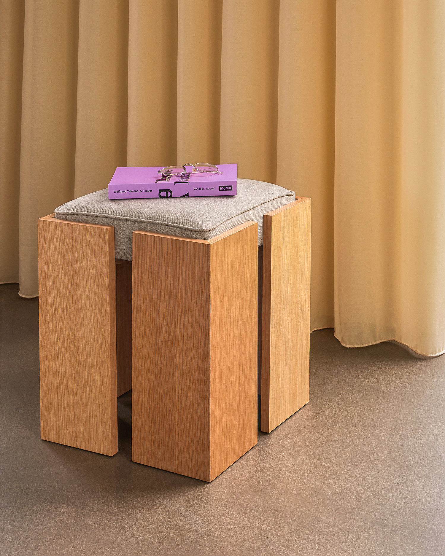 Sgabello in legno di rovere con cuscino Forma