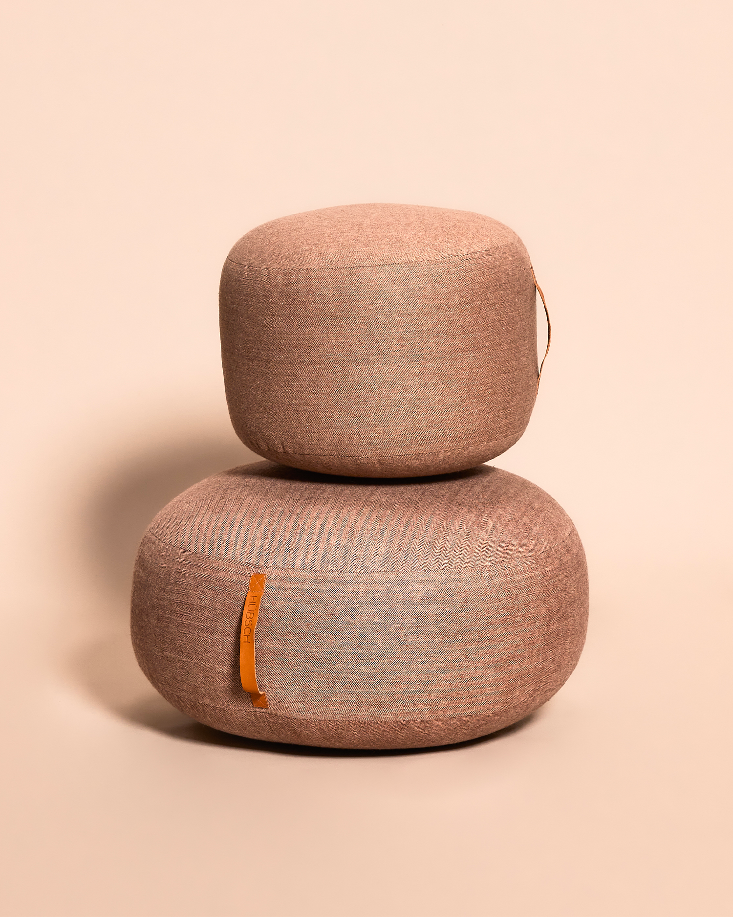 Pouf imbottito in lana Mochi, marrone