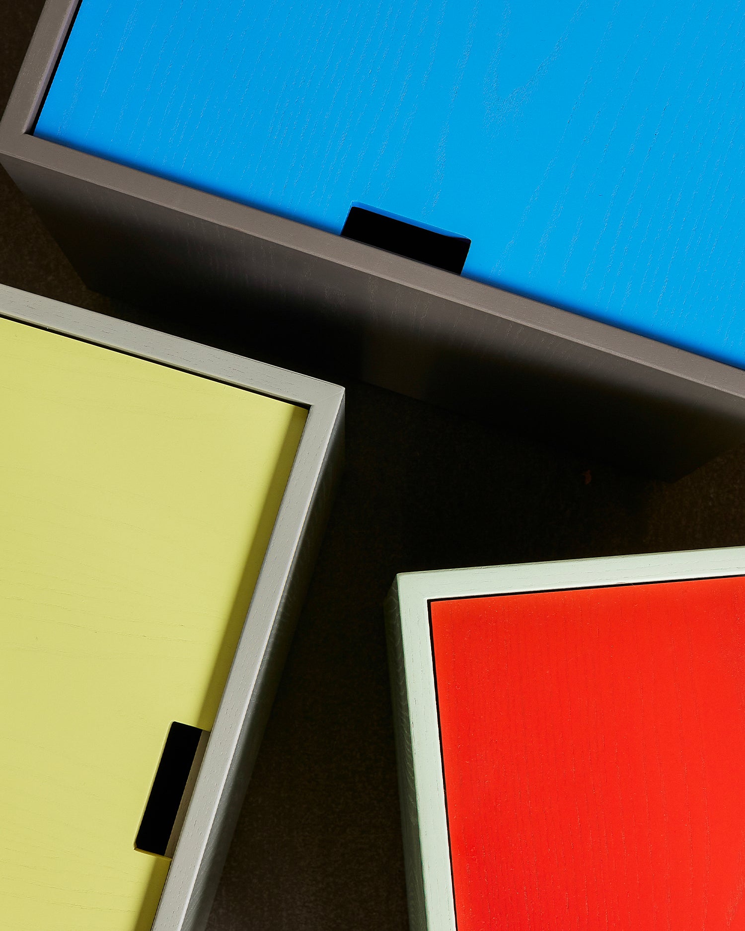 Tavolino in legno con contenitore Vault, grigio e giallo