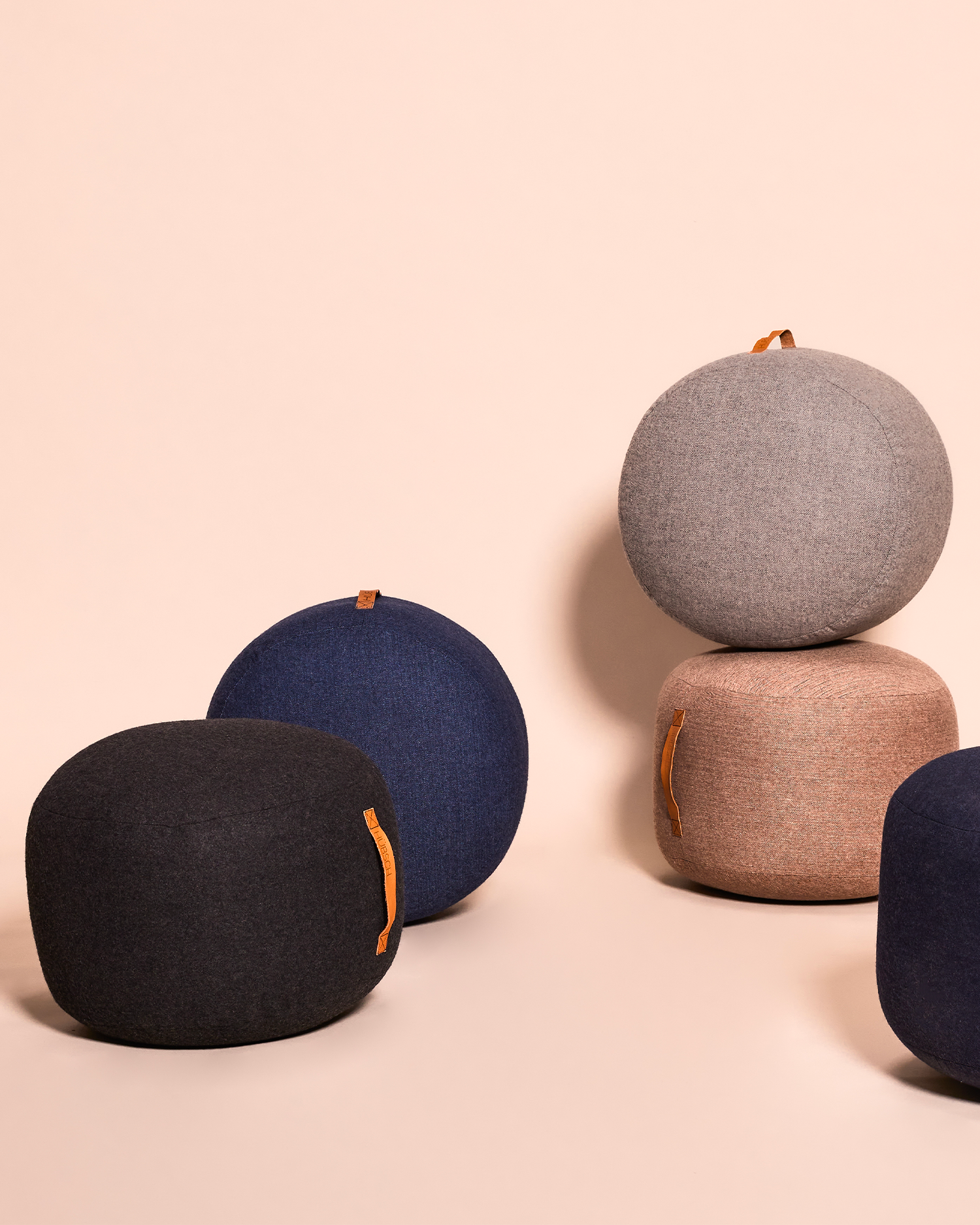 Pouf imbottito in lana Mochi, blu