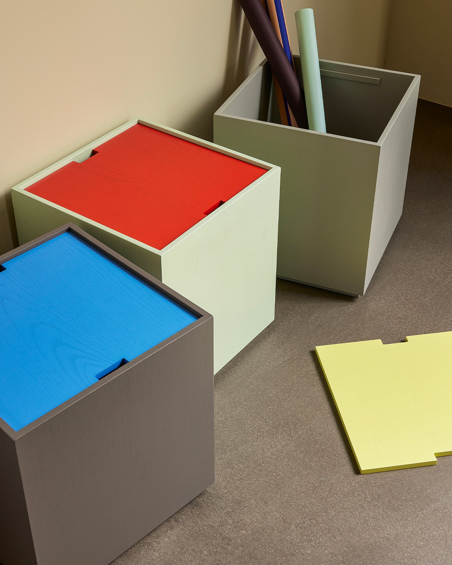 Tavolino in legno con contenitore Vault, grigio e giallo