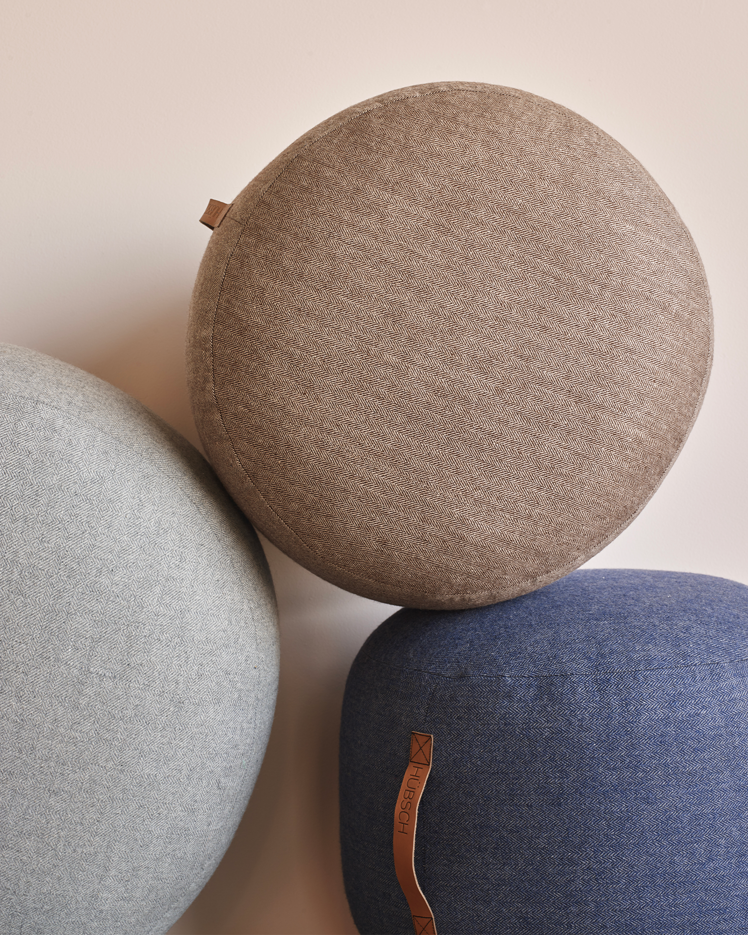 Pouf imbottito in lana Mochi, marrone