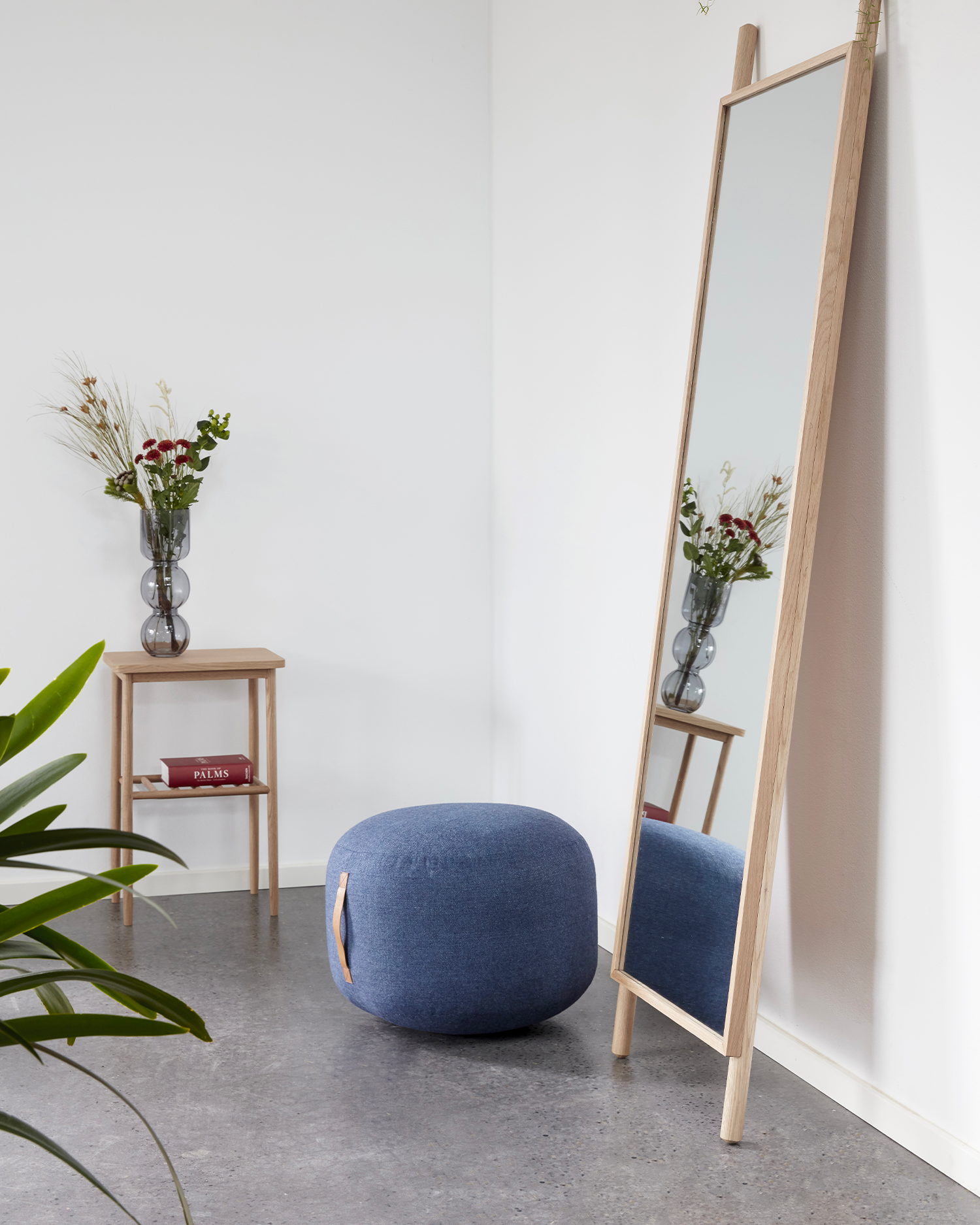 Pouf imbottito in lana Mochi, blu chiaro