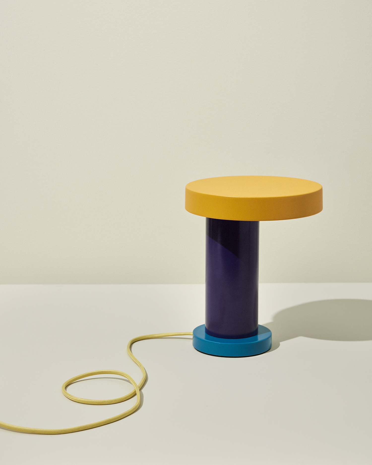 Lampada da tavolo Magic, viola e gialla