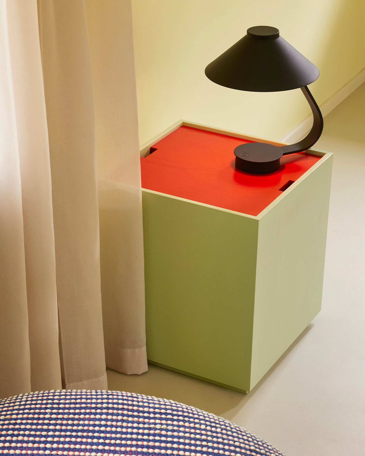 Tavolino in legno con contenitore Vault, verde chiaro e rosso