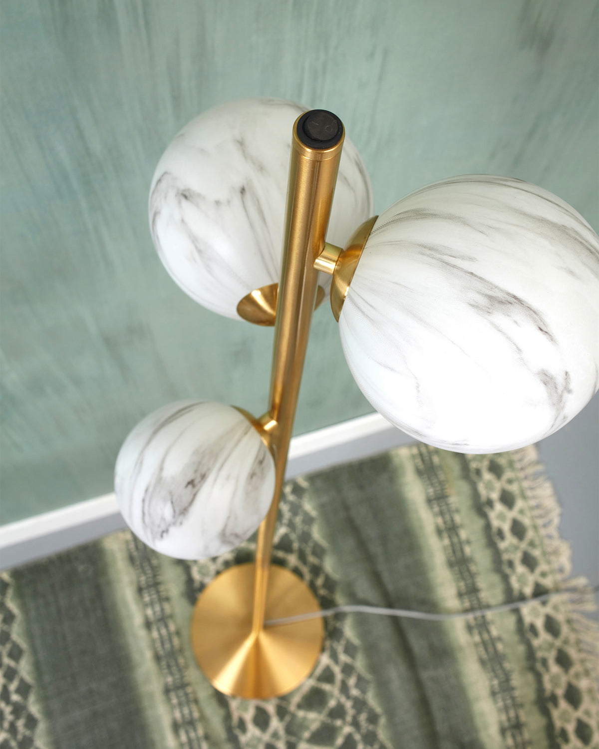 Lampada da terra a 3 sfere in vetro Carrara