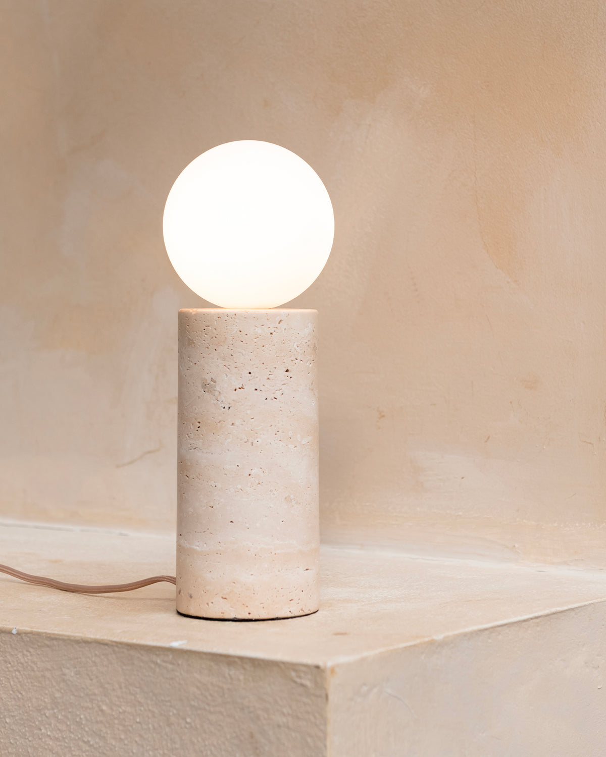 Lampada da tavolo in travertino e vetro Tivoli