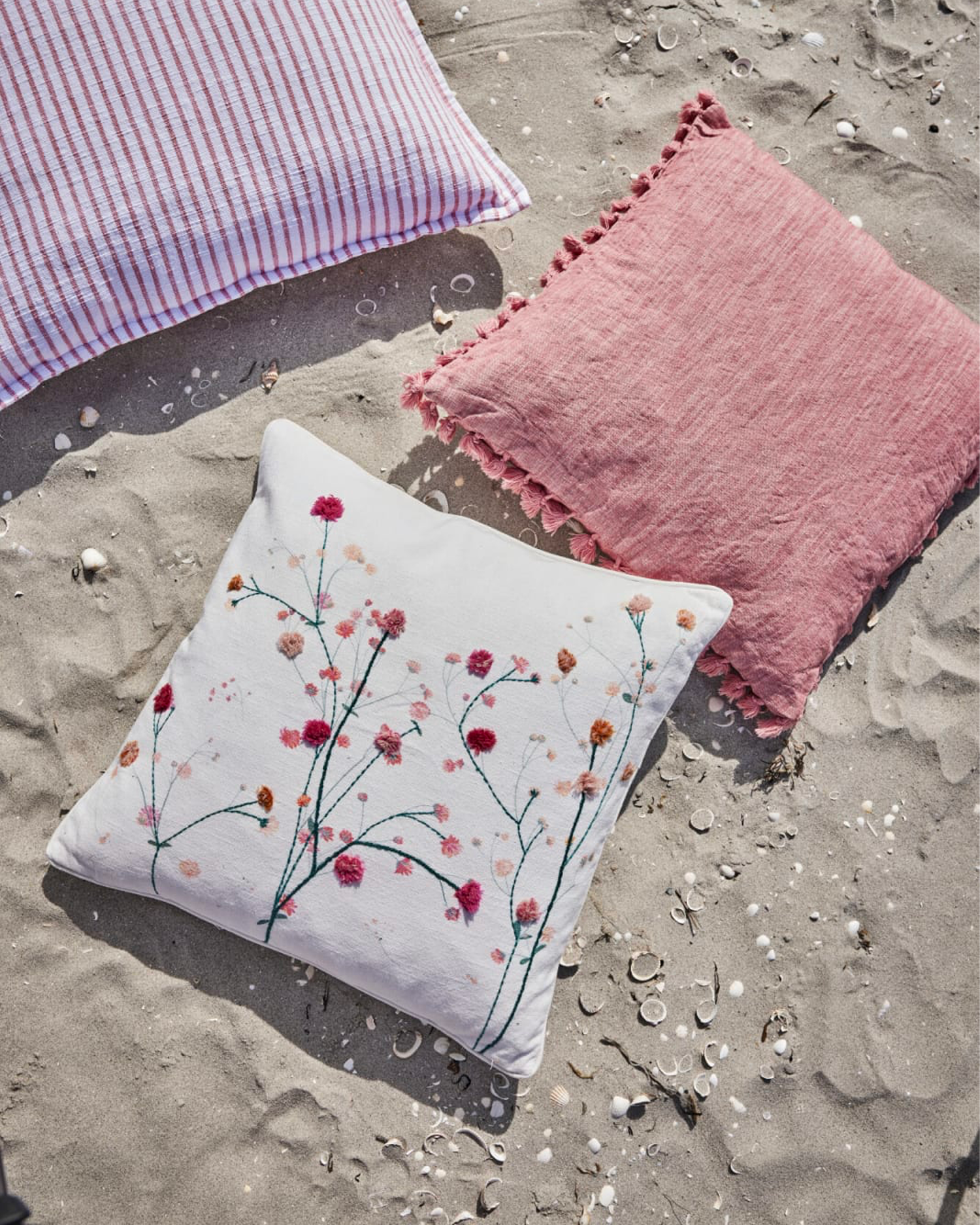 Cuscino in cotone con ricamo floreale Hallie, bianco