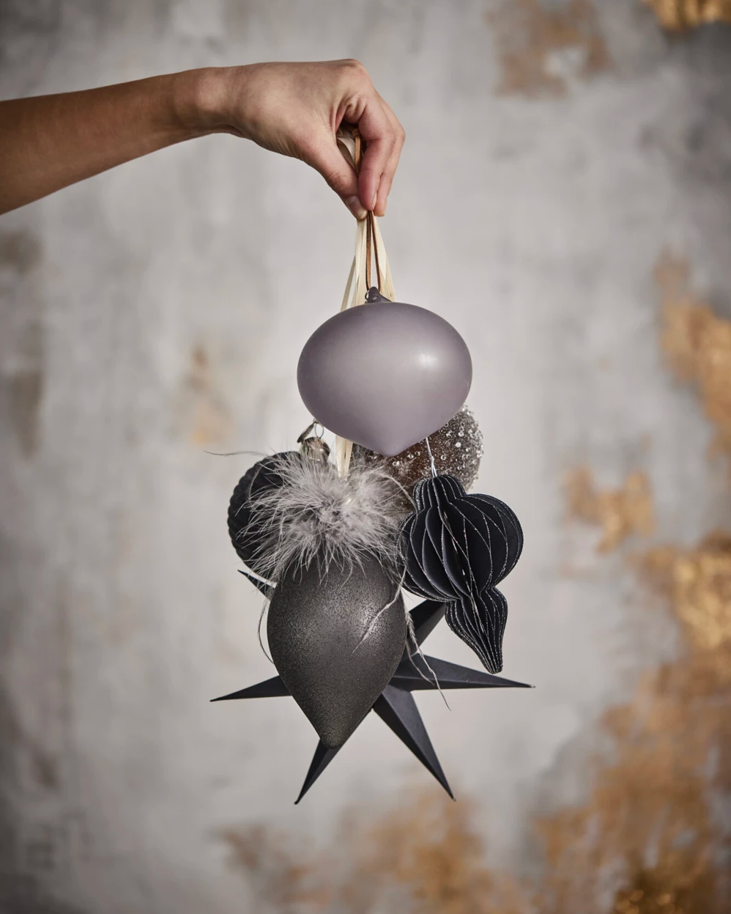 Set da 4 decorazioni per albero di Natale con piume, dipinte a mano Nolia