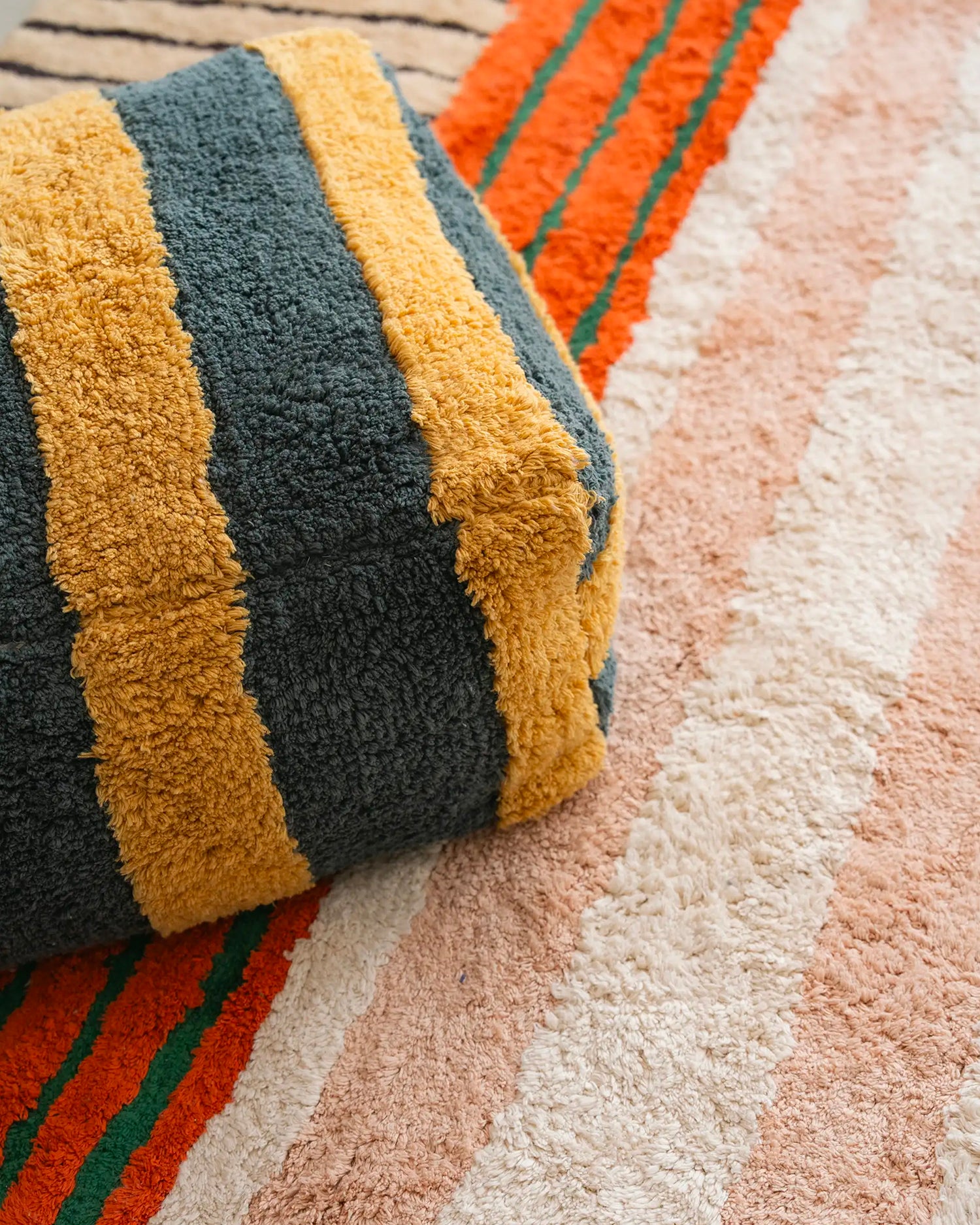 Pouf in cotone realizzato a mano Lines
