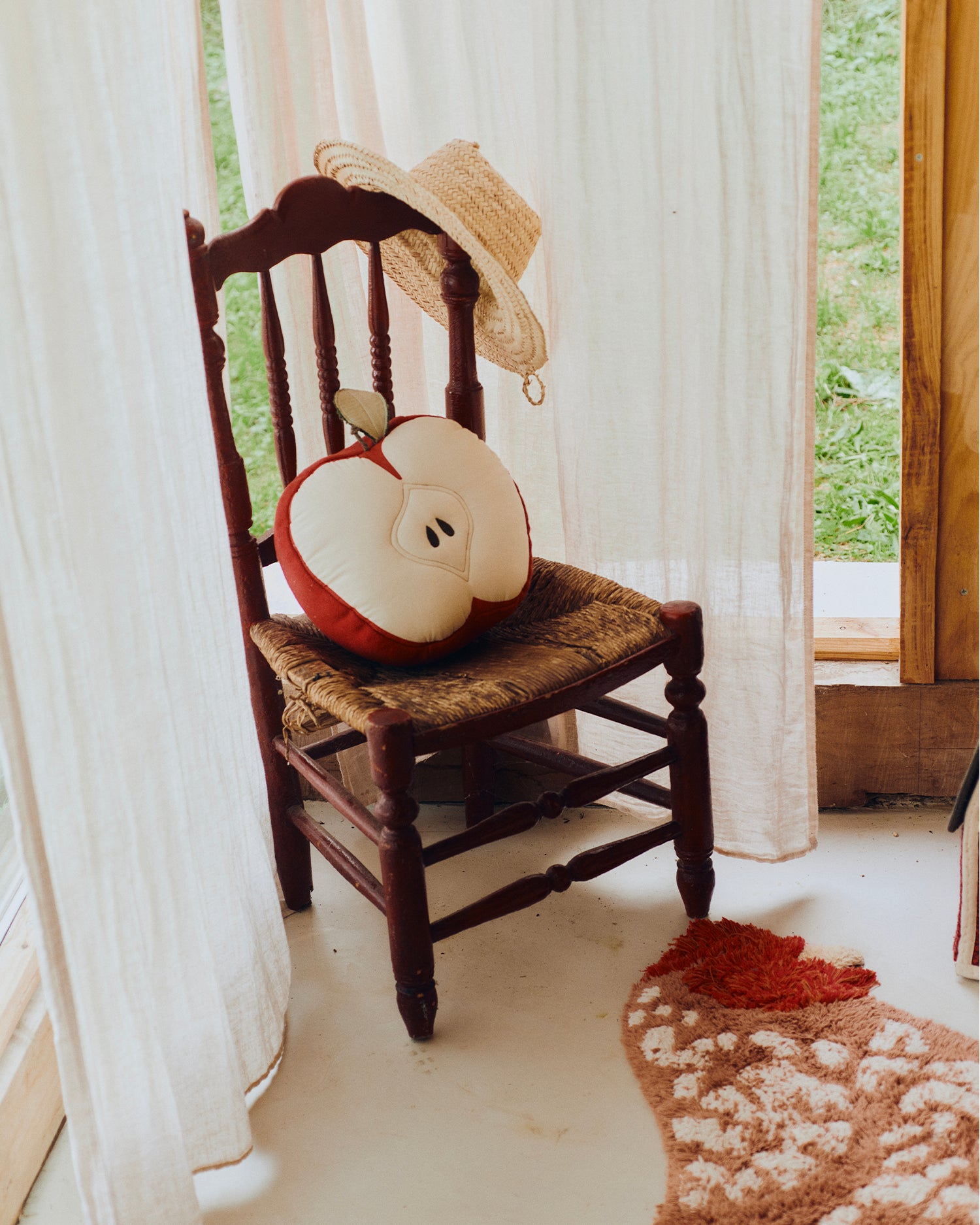 Cuscino in cotone realizzato a mano Apple