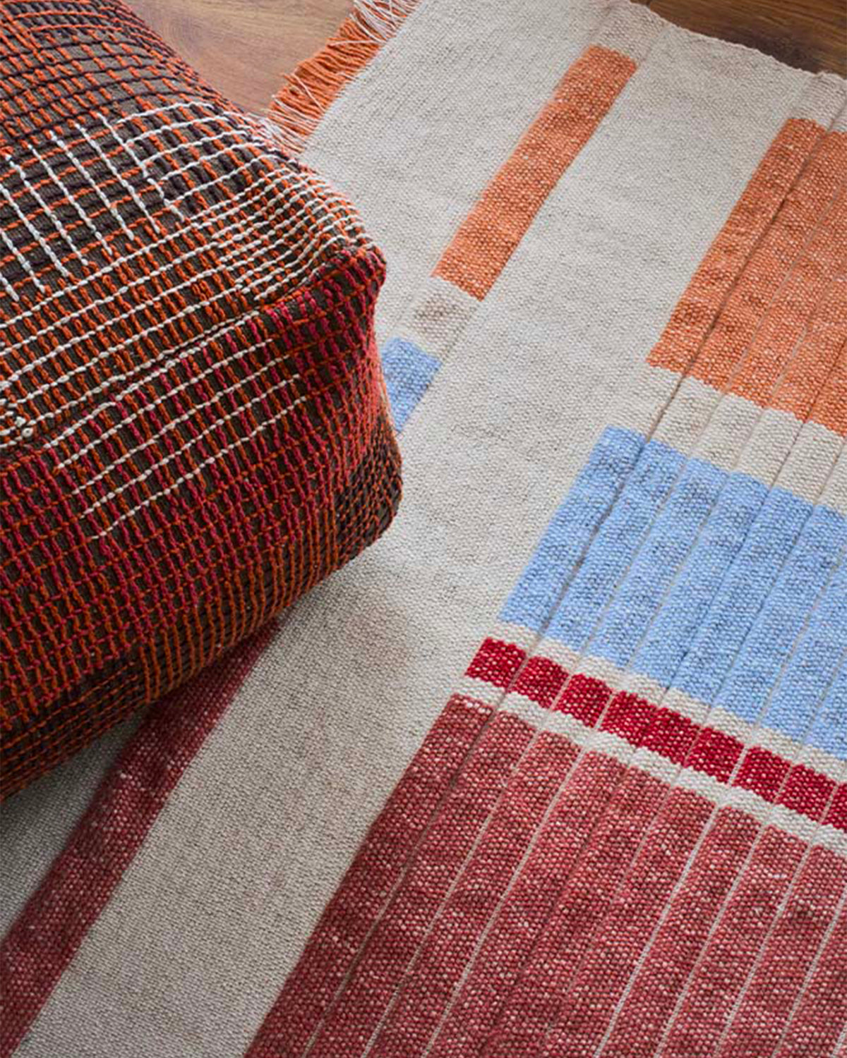 Tappeto in lana e cotone Handloom Columns