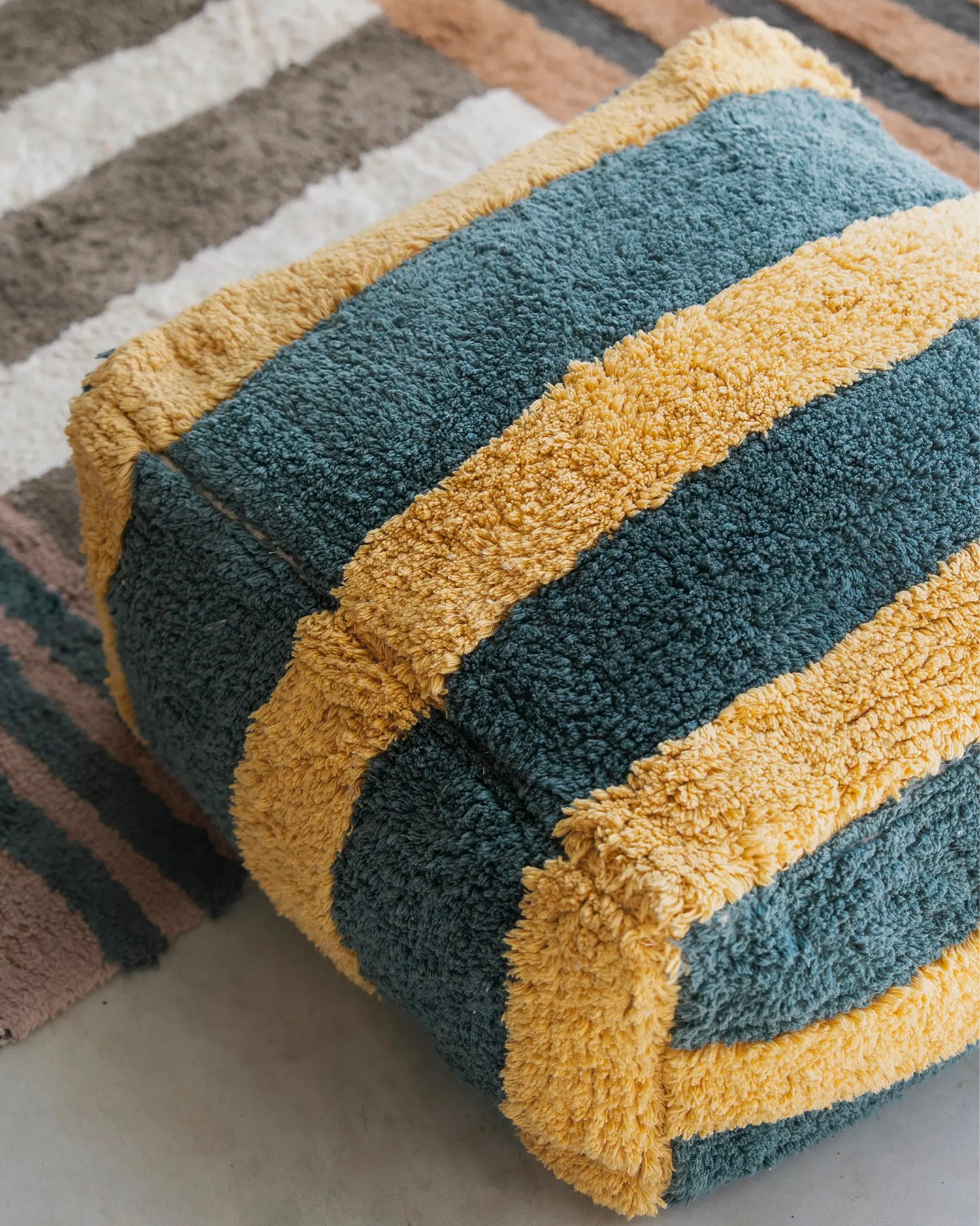 Pouf in cotone realizzato a mano Lines