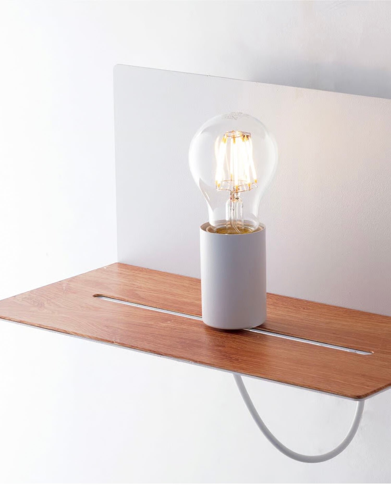 Lampada da parete con mensola integrata e punto luce mobile Flash