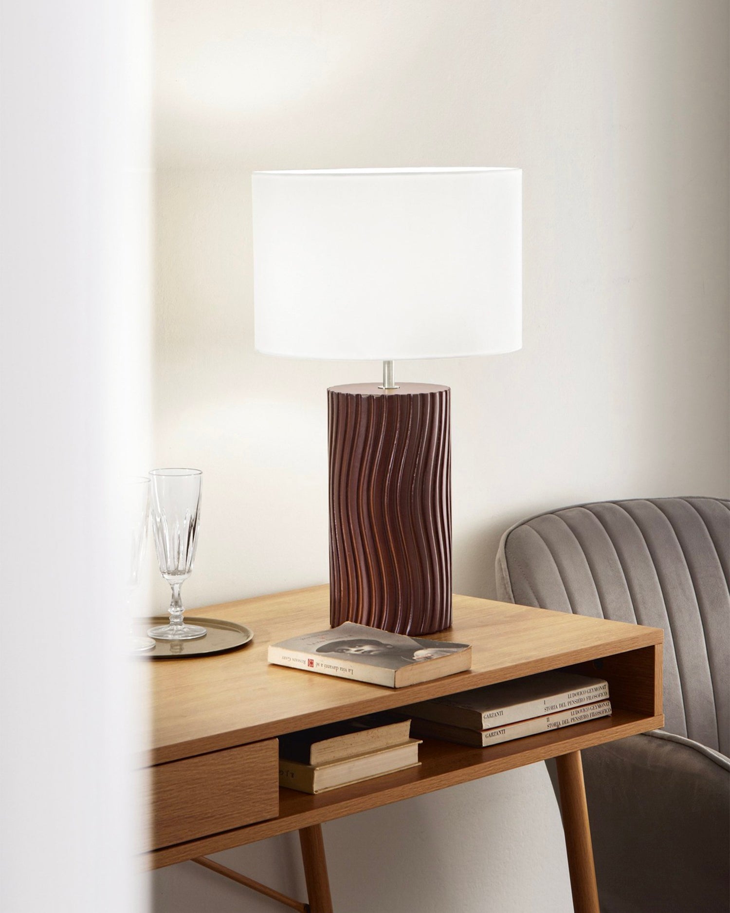 Lampada da tavolo con base in rovere scuro Woodlog