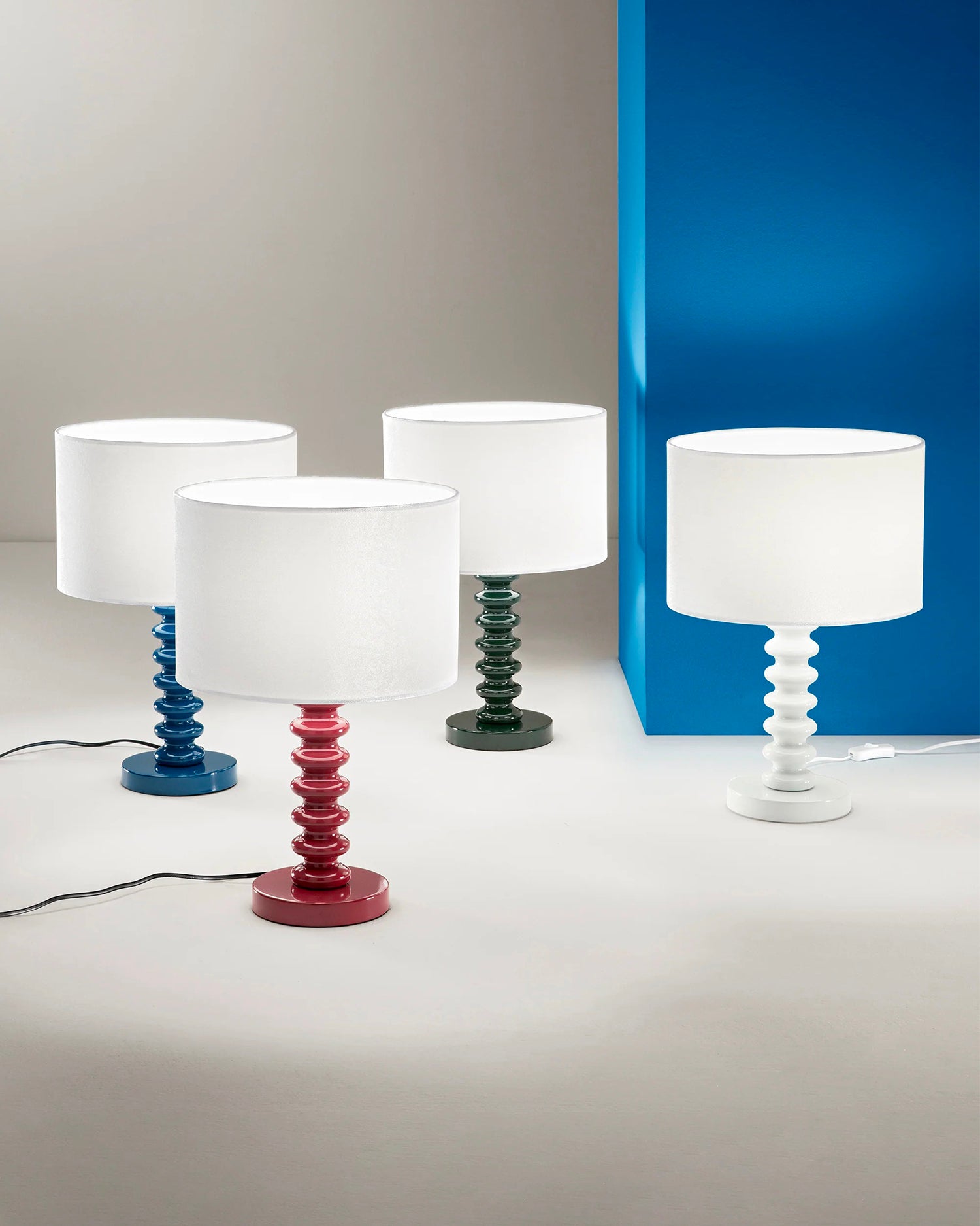 Lampada da tavolo in in velluto con base in metallo Sultan