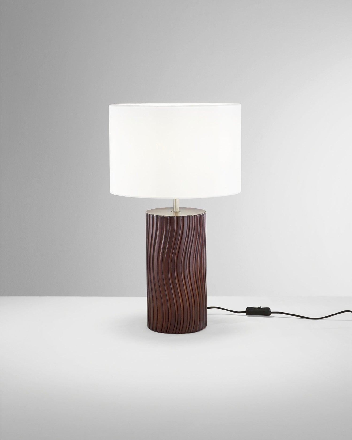 Lampada da tavolo con base in rovere scuro Woodlog