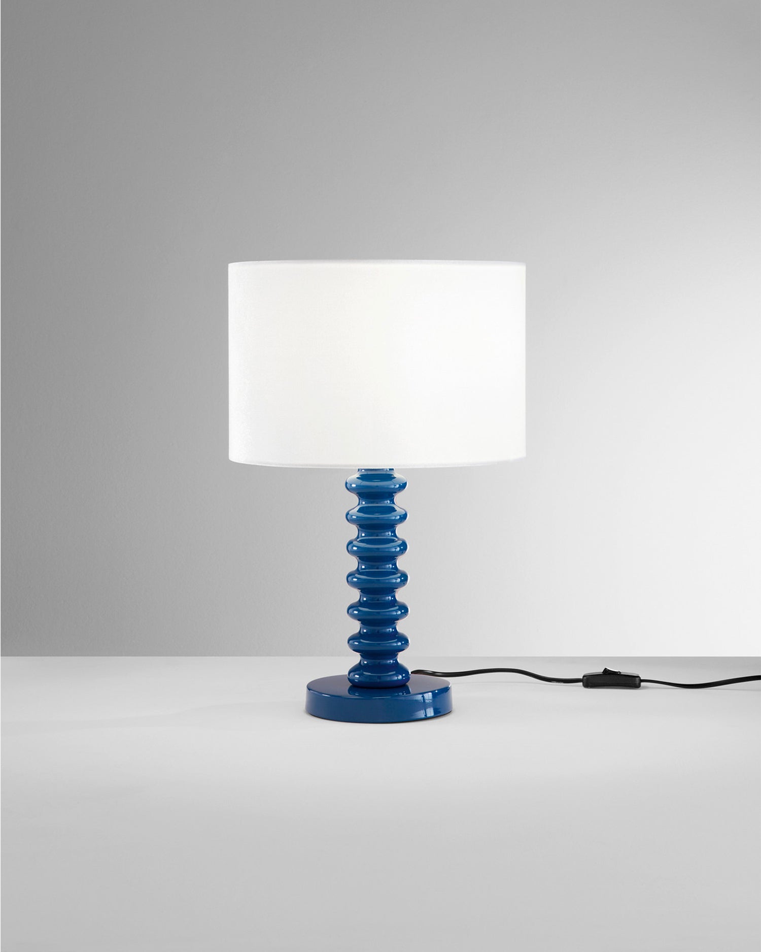 Lampada da tavolo in in velluto con base in metallo Sultan