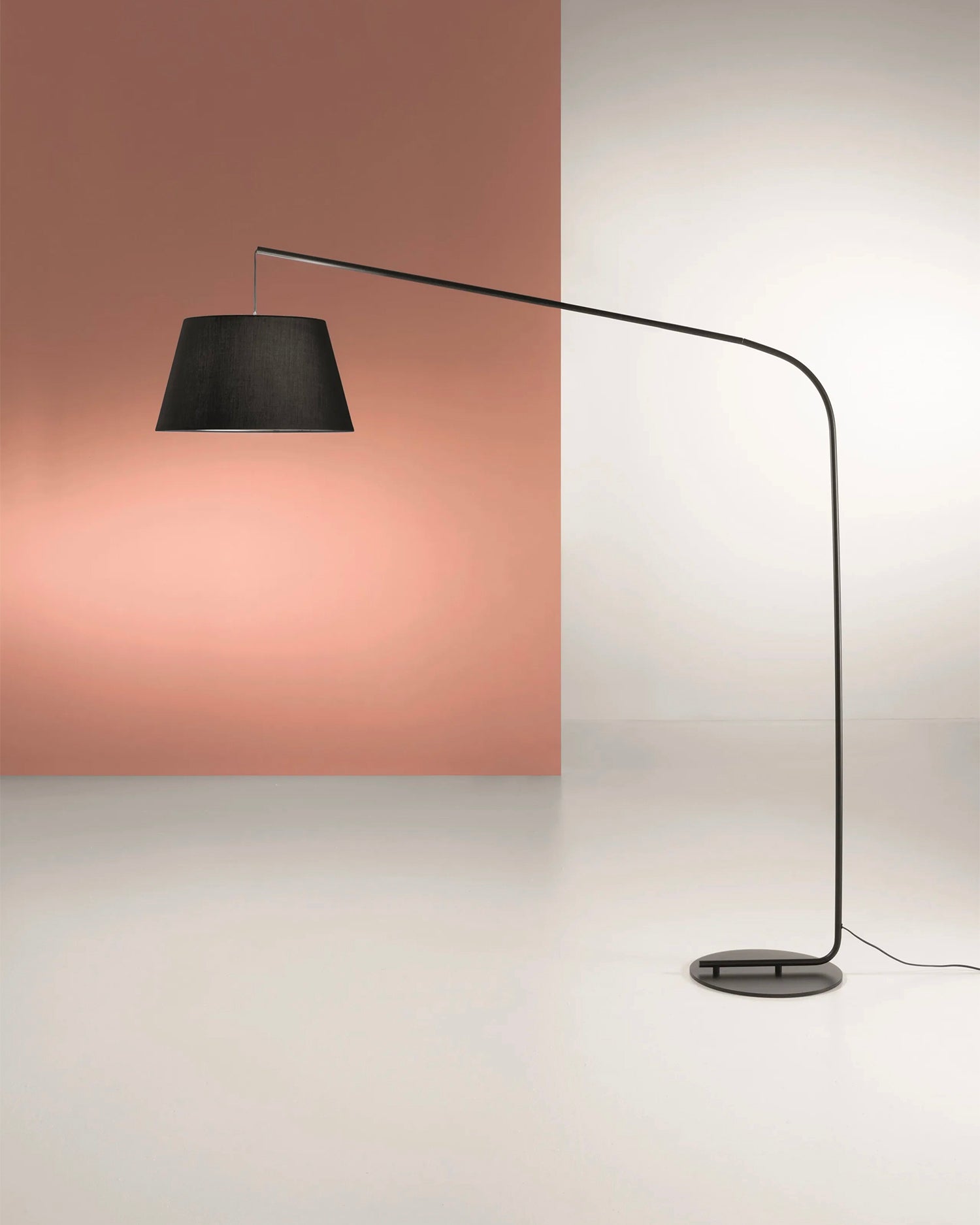 Lampada da terra ad arco con diffusore in tessuto Enjoy