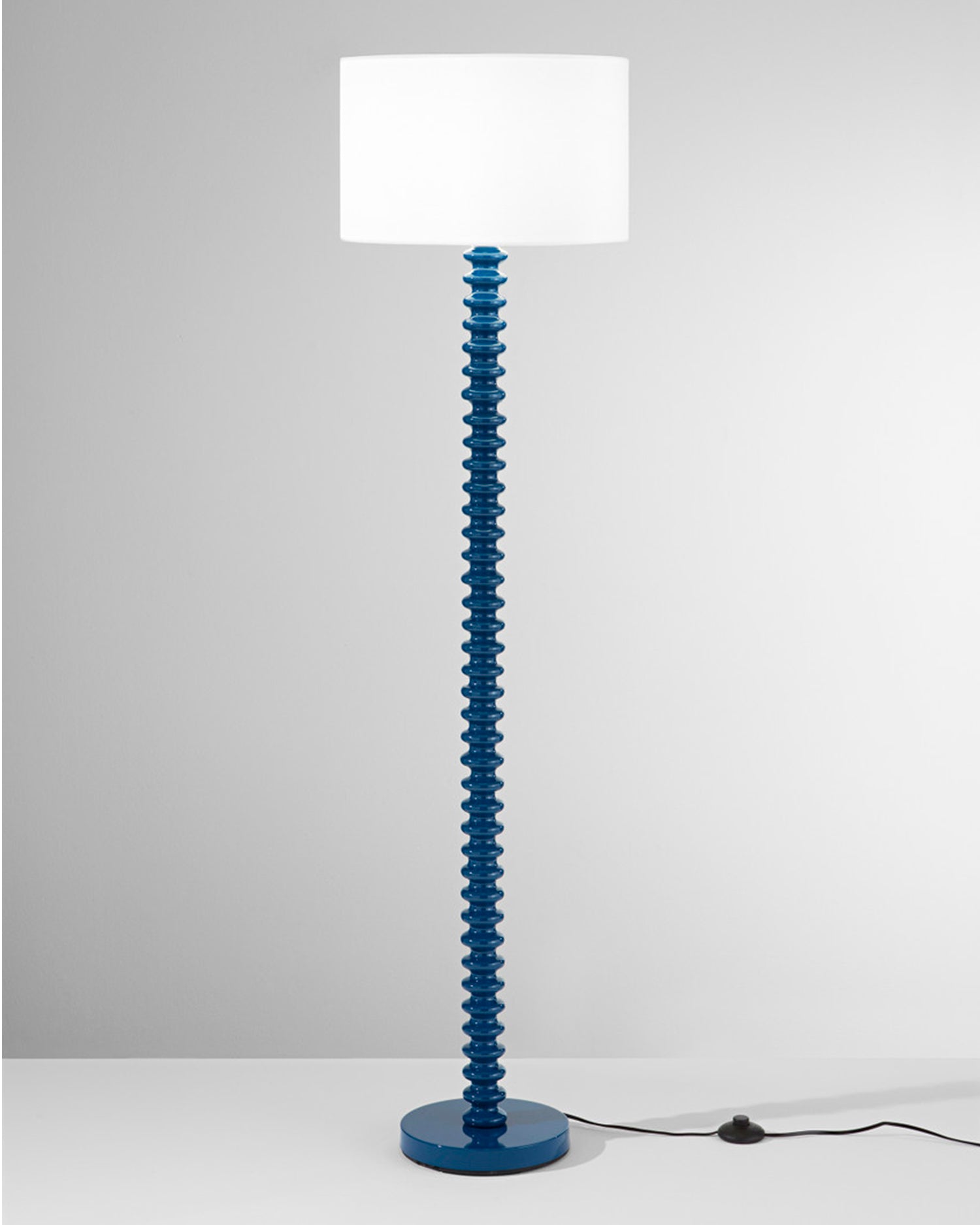 Lampada da terra in in velluto con base in metallo Sultan