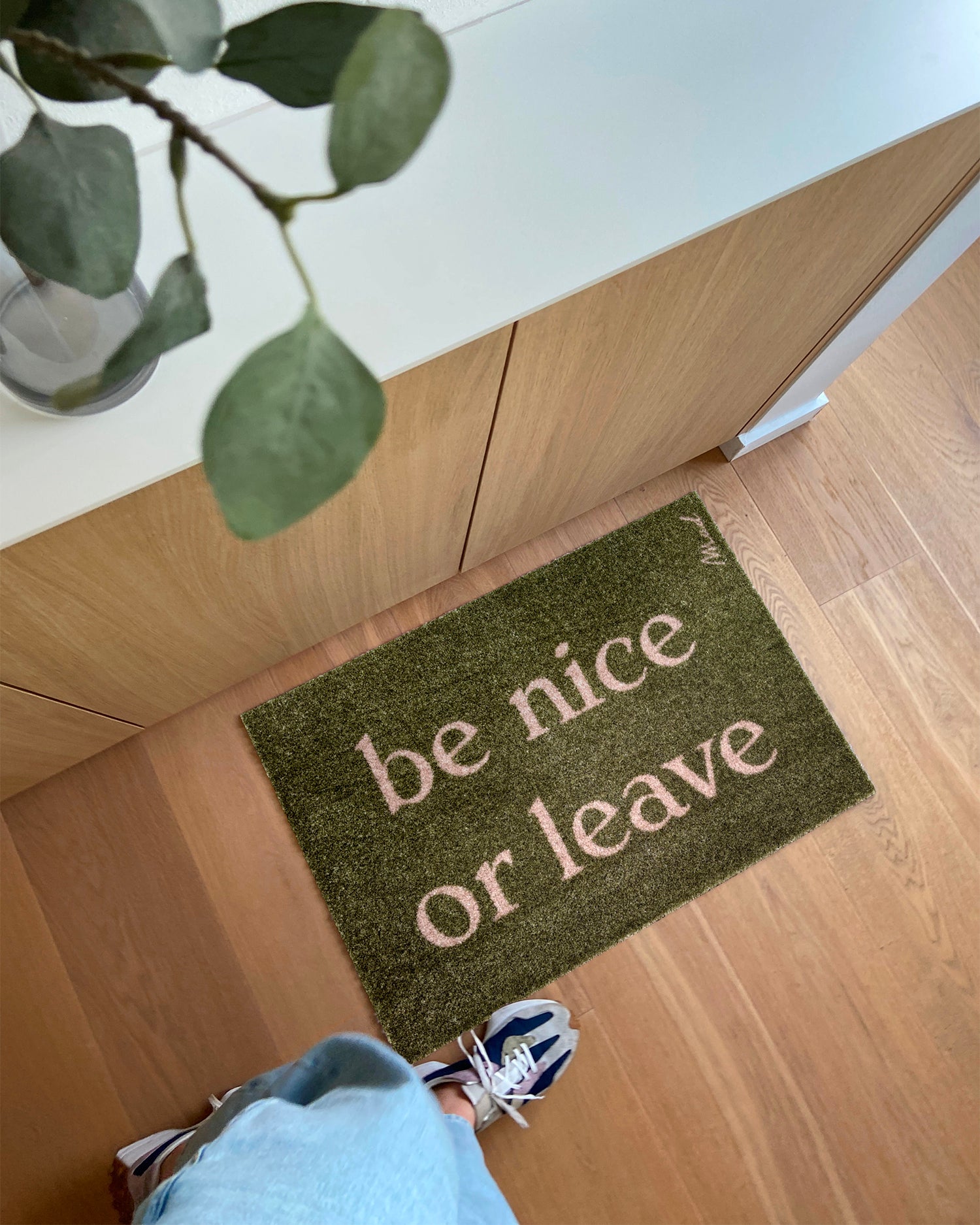 Zerbino lavabile con scritta “Be nice or leave” Jane