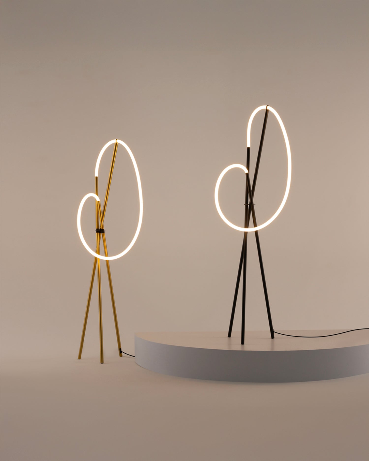 Lampada da terra in alluminio Crochet