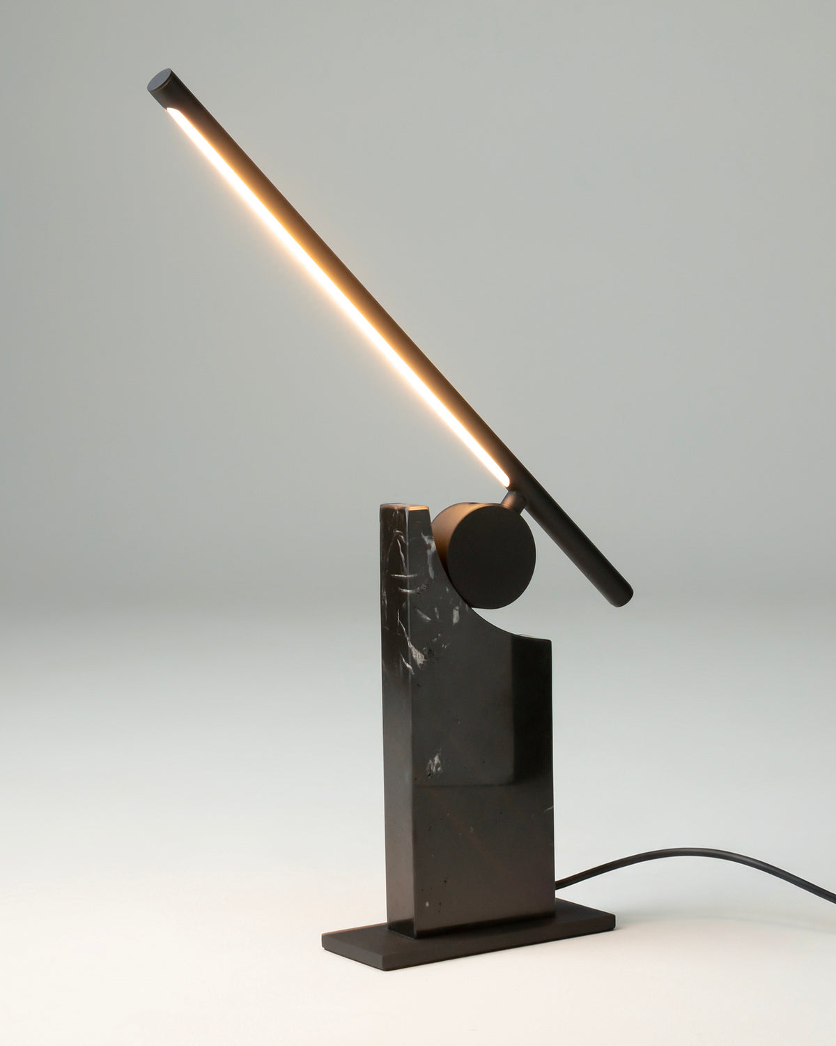 Lampada da tavolo in marmo e metallo Monumento