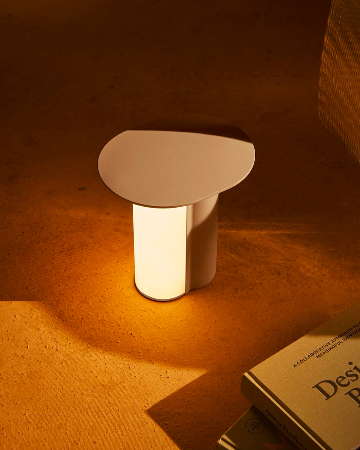 Lampada portatile ricaricabile in alluminio Asym