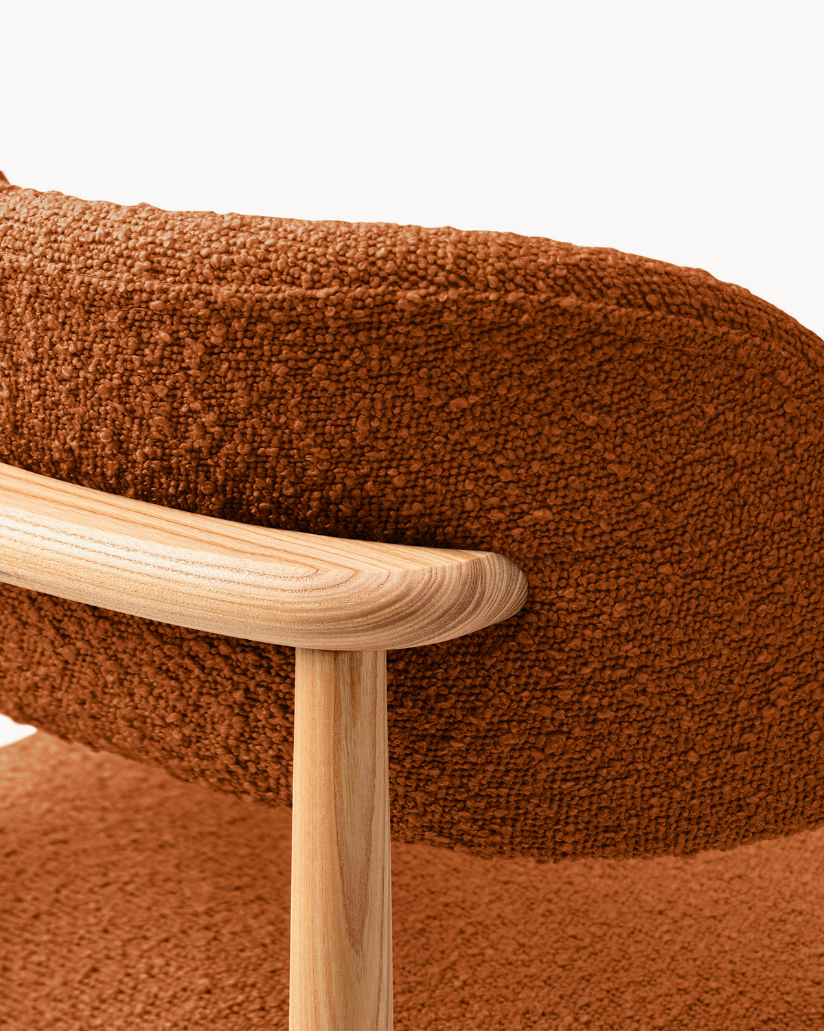 Sedia imbottita in bouclé e legno Evan