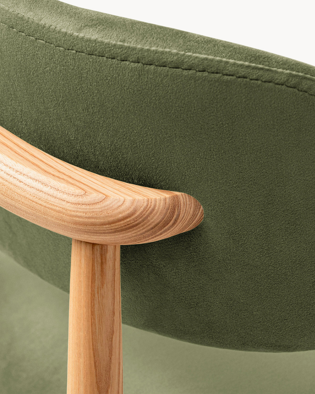 Sedia imbottita in velluto e legno Evan