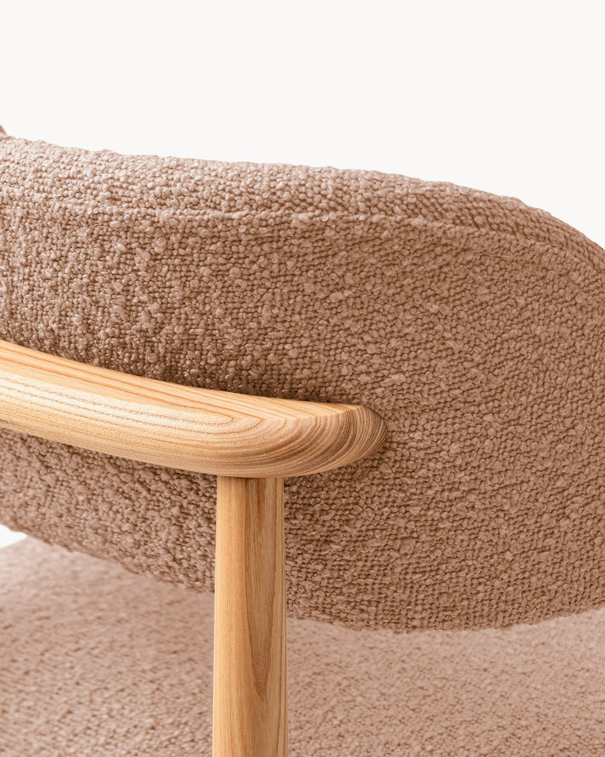 Sedia imbottita in bouclé e legno Evan