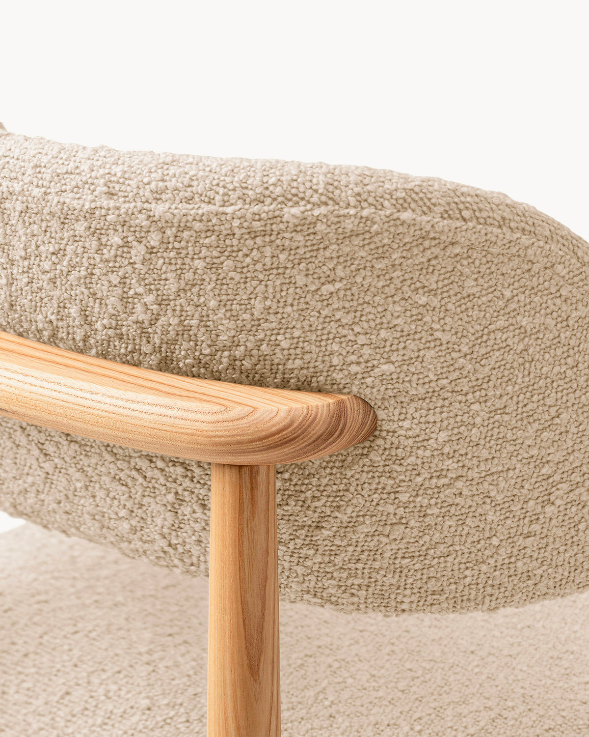 Sedia imbottita in bouclé e legno Evan