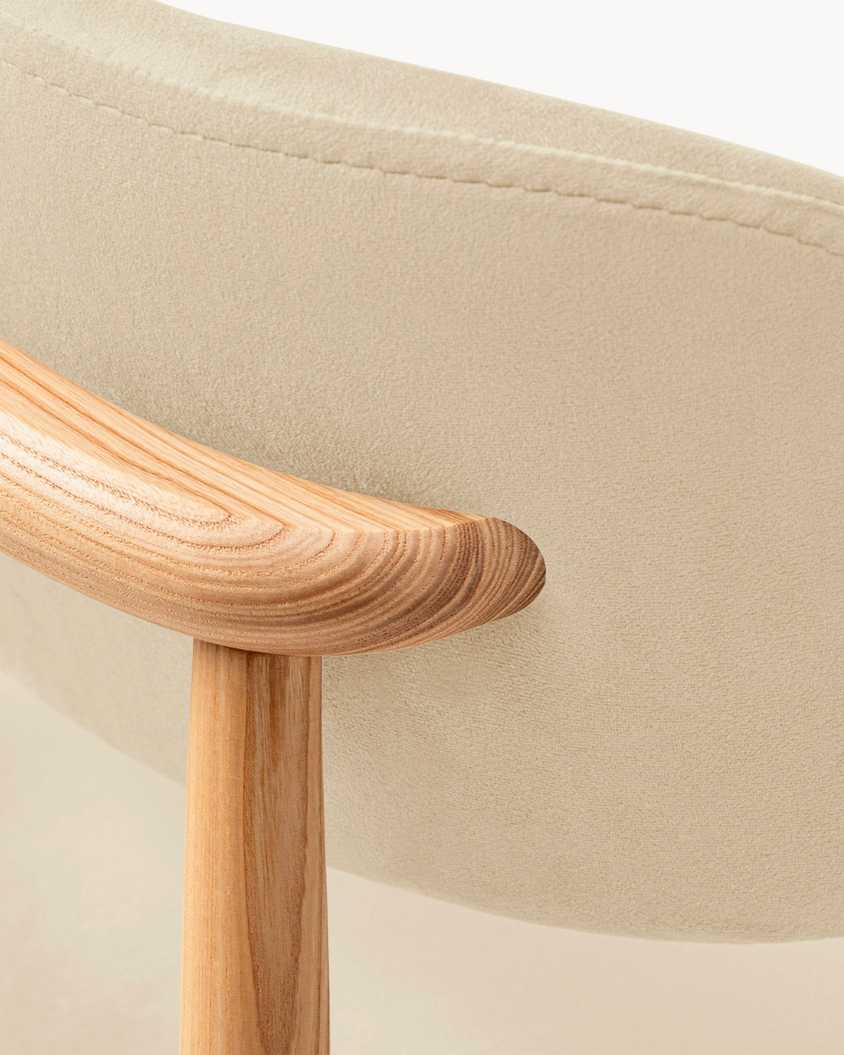 Sedia imbottita in velluto e legno Evan