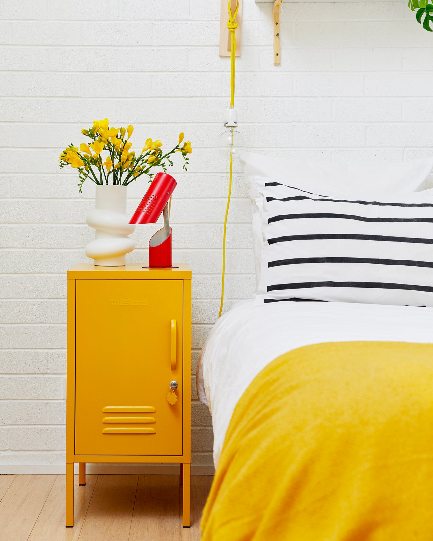 Comodino in metallo The Shorty, senape
