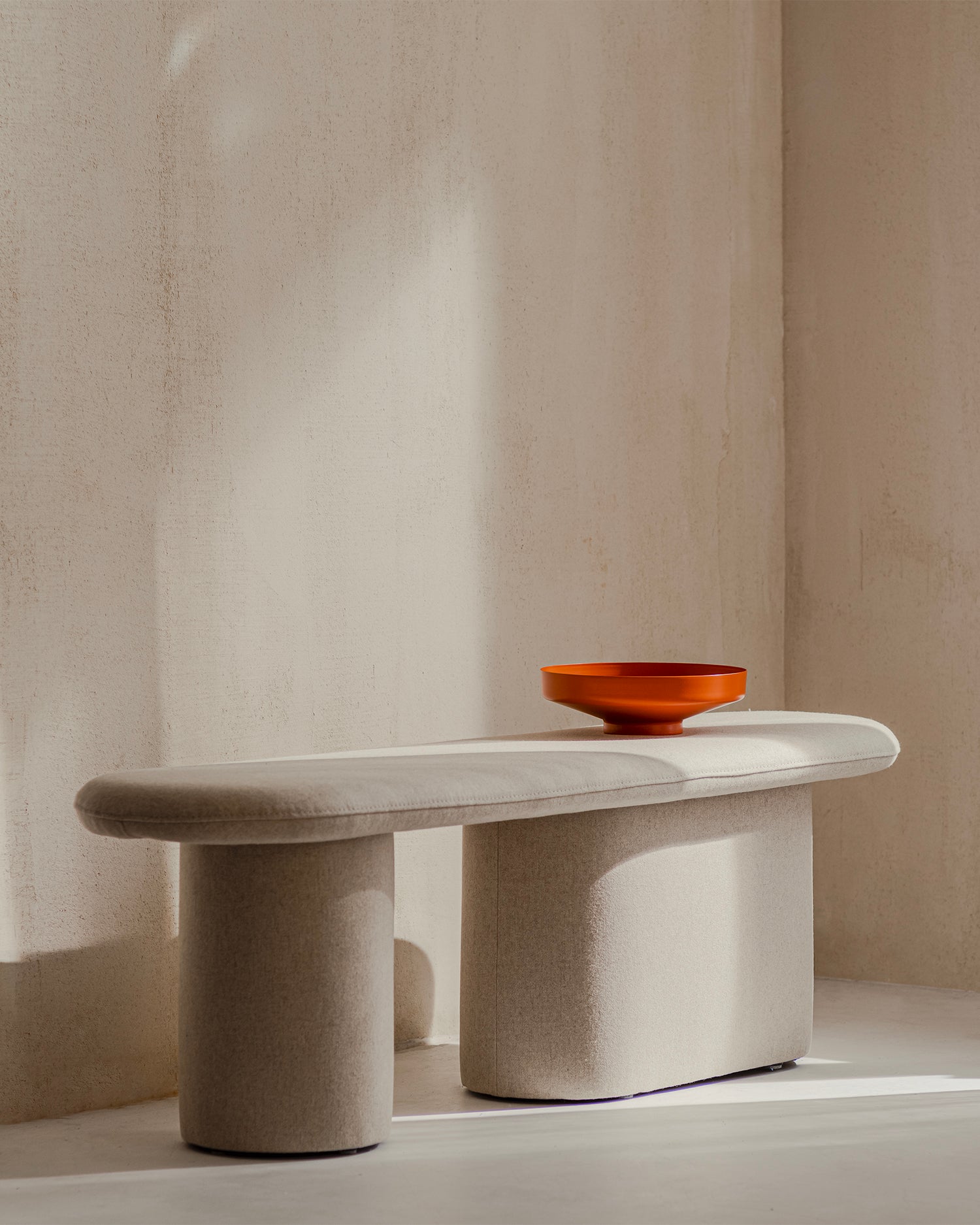 Panca imbottita fatta a mano Rull, beige