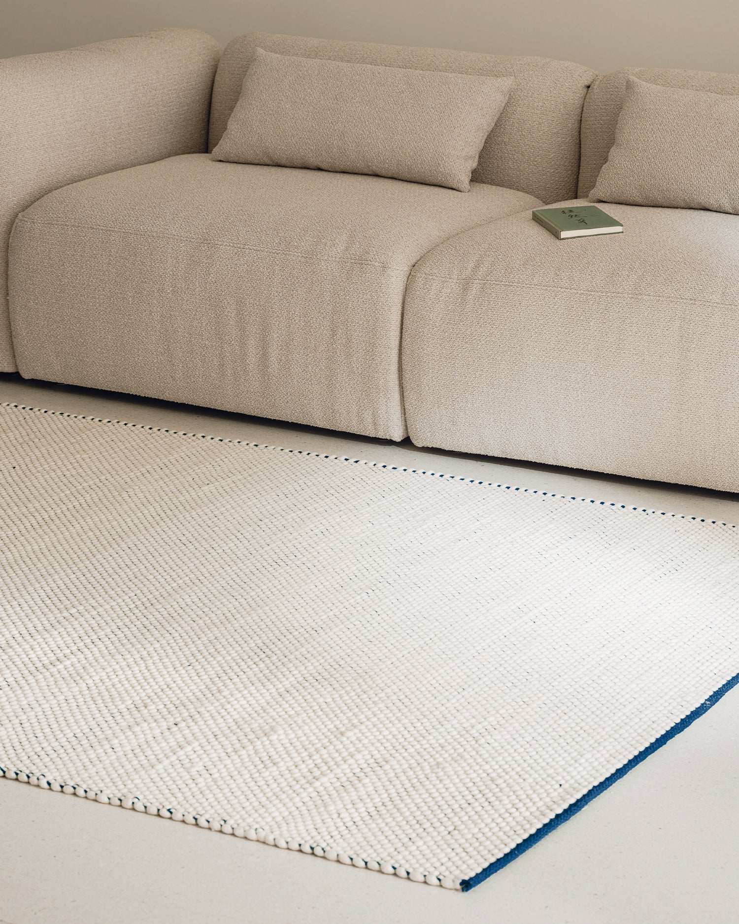 Tappeto realizzato a mano in lana Lenu