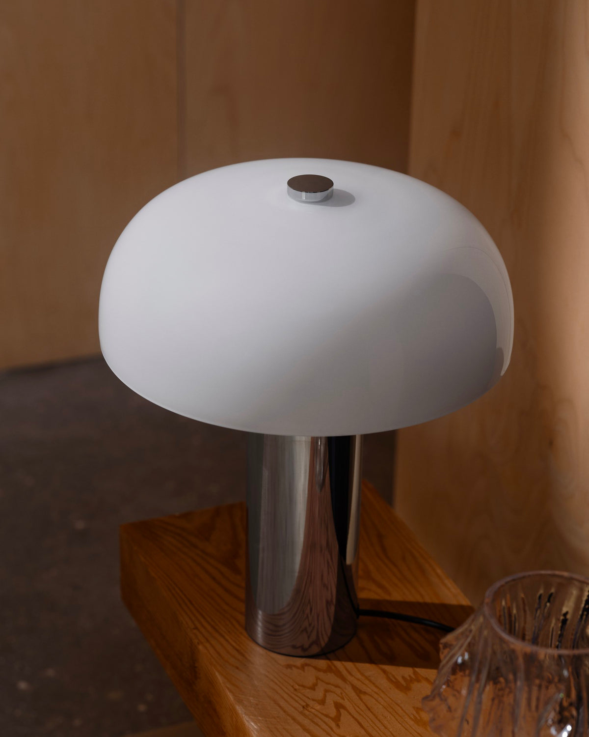 Lampada da tavolo in vetro opale e cromo Gabrielle