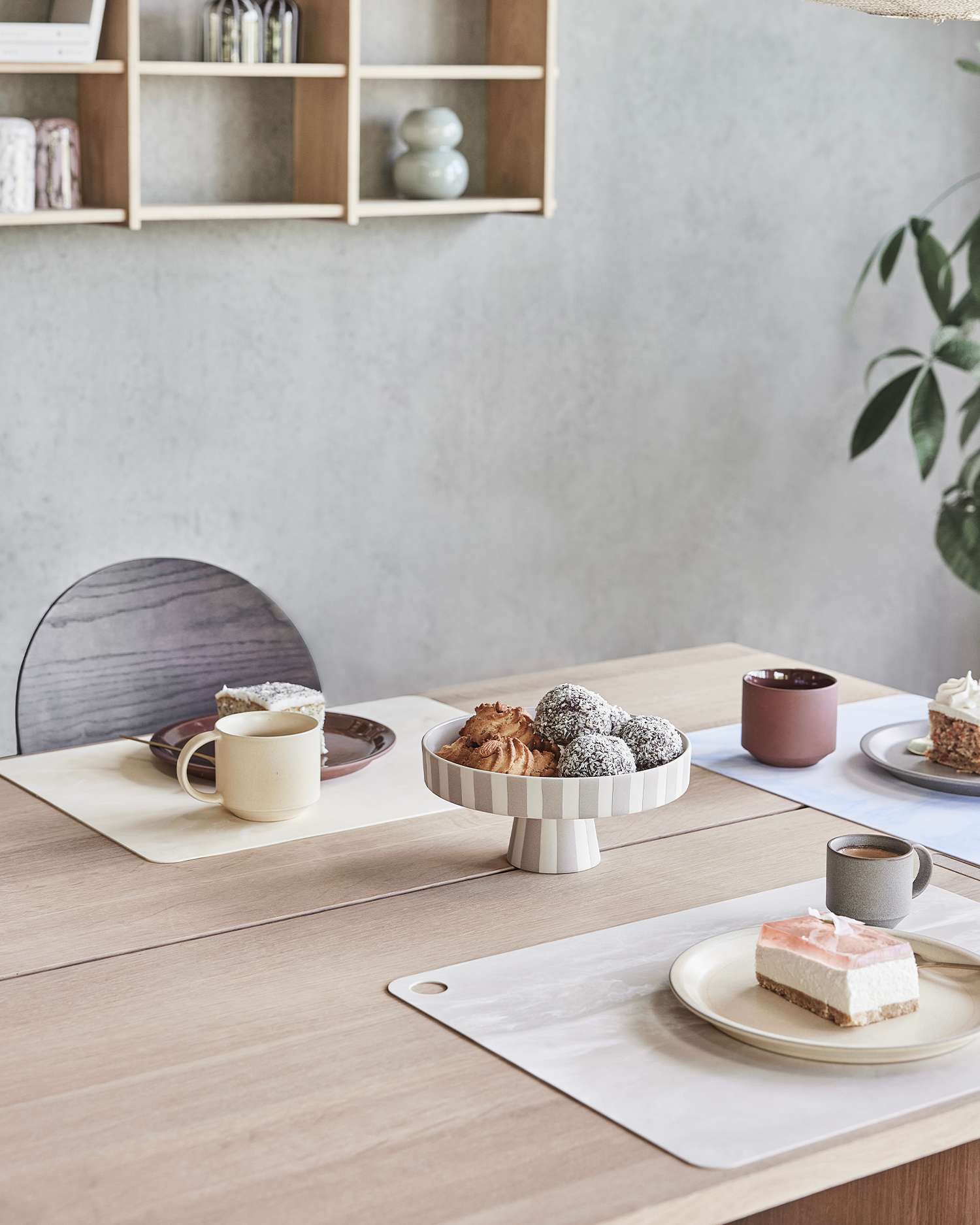 Alzatina piccola in ceramica con strisce grige Toppu
