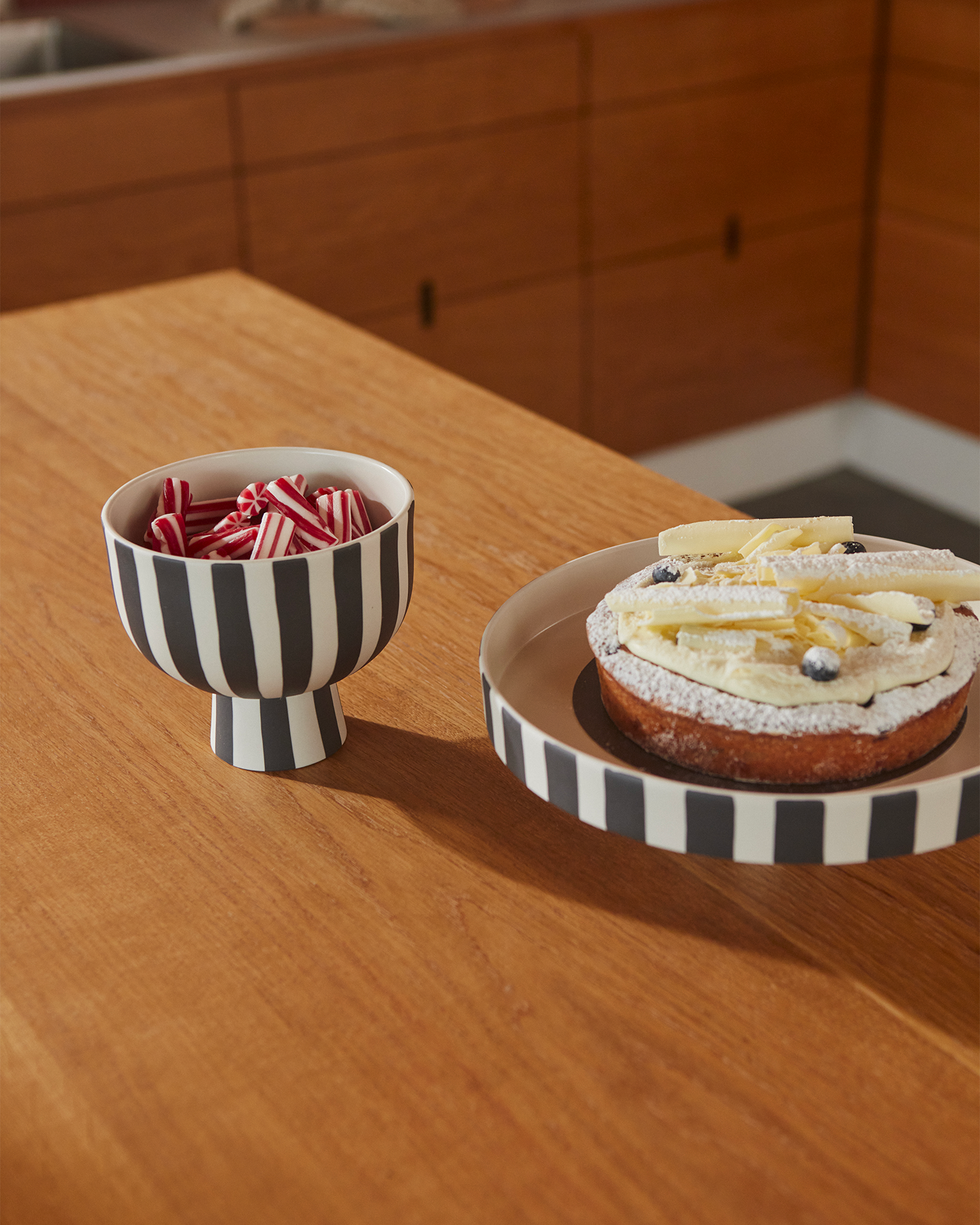 Bowl decorativa in ceramica fatta a mano con strisce nere Toppu
