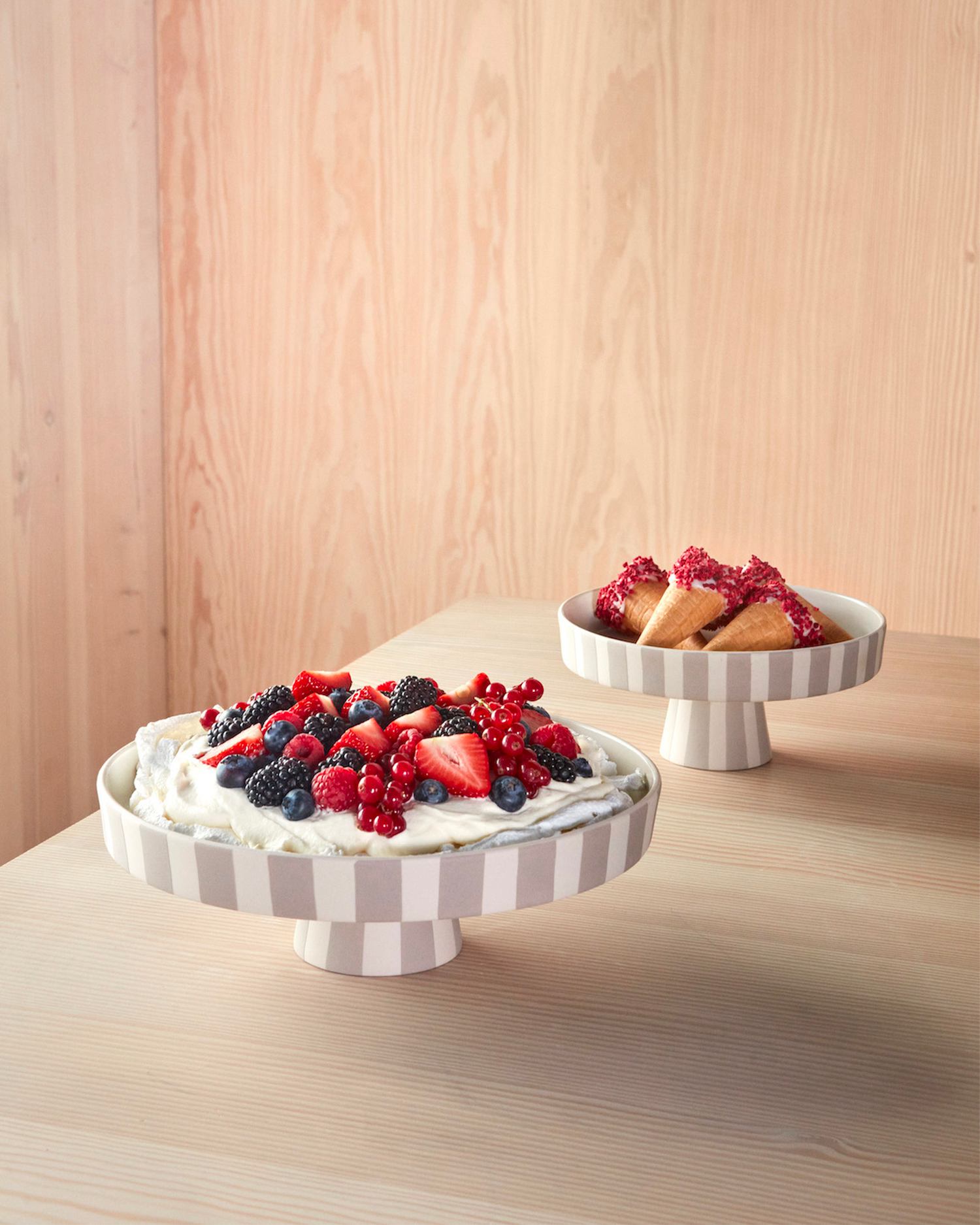 Alzatina piccola in ceramica con strisce grige Toppu