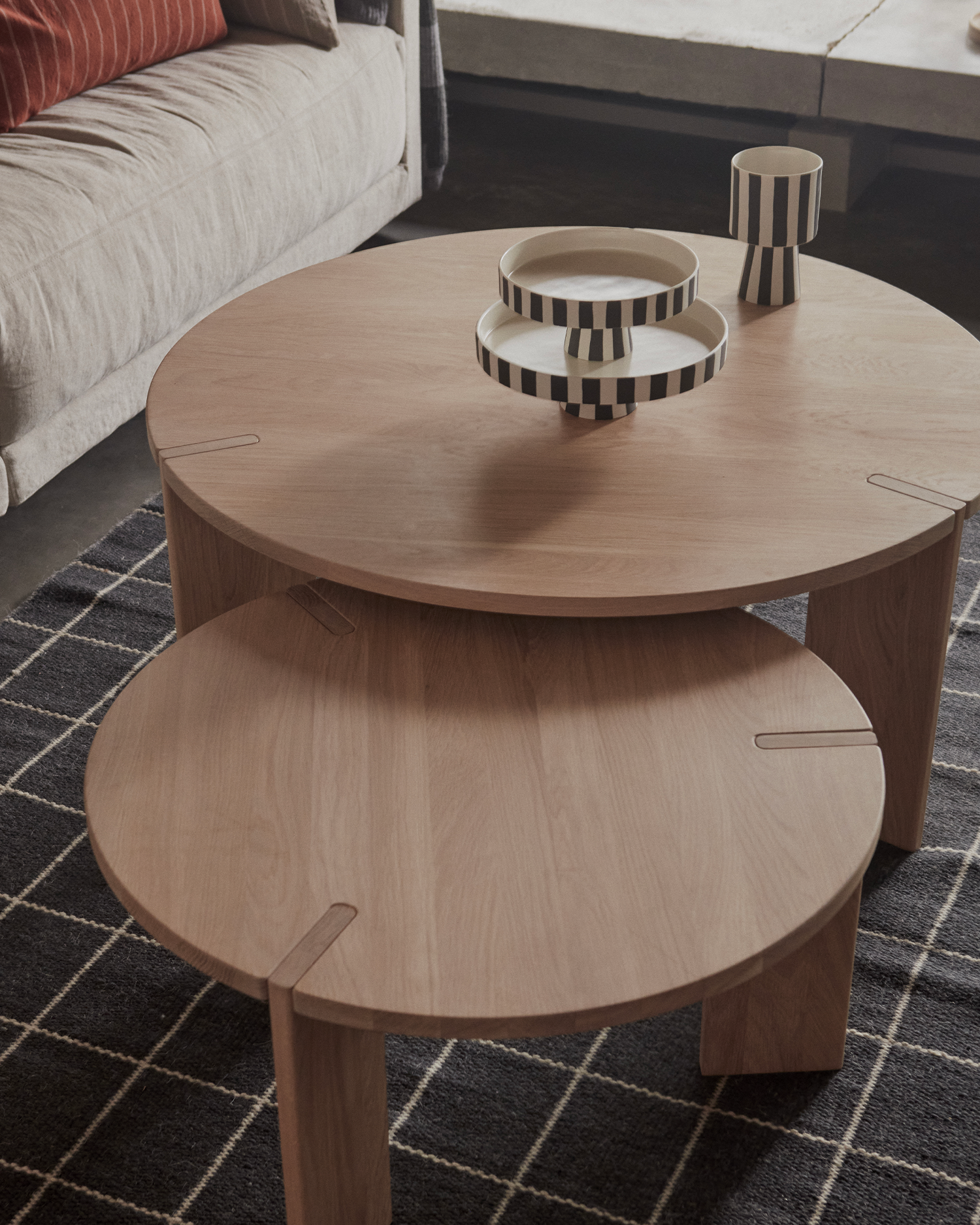 Alzatina piccola in ceramica con strisce nere Toppu