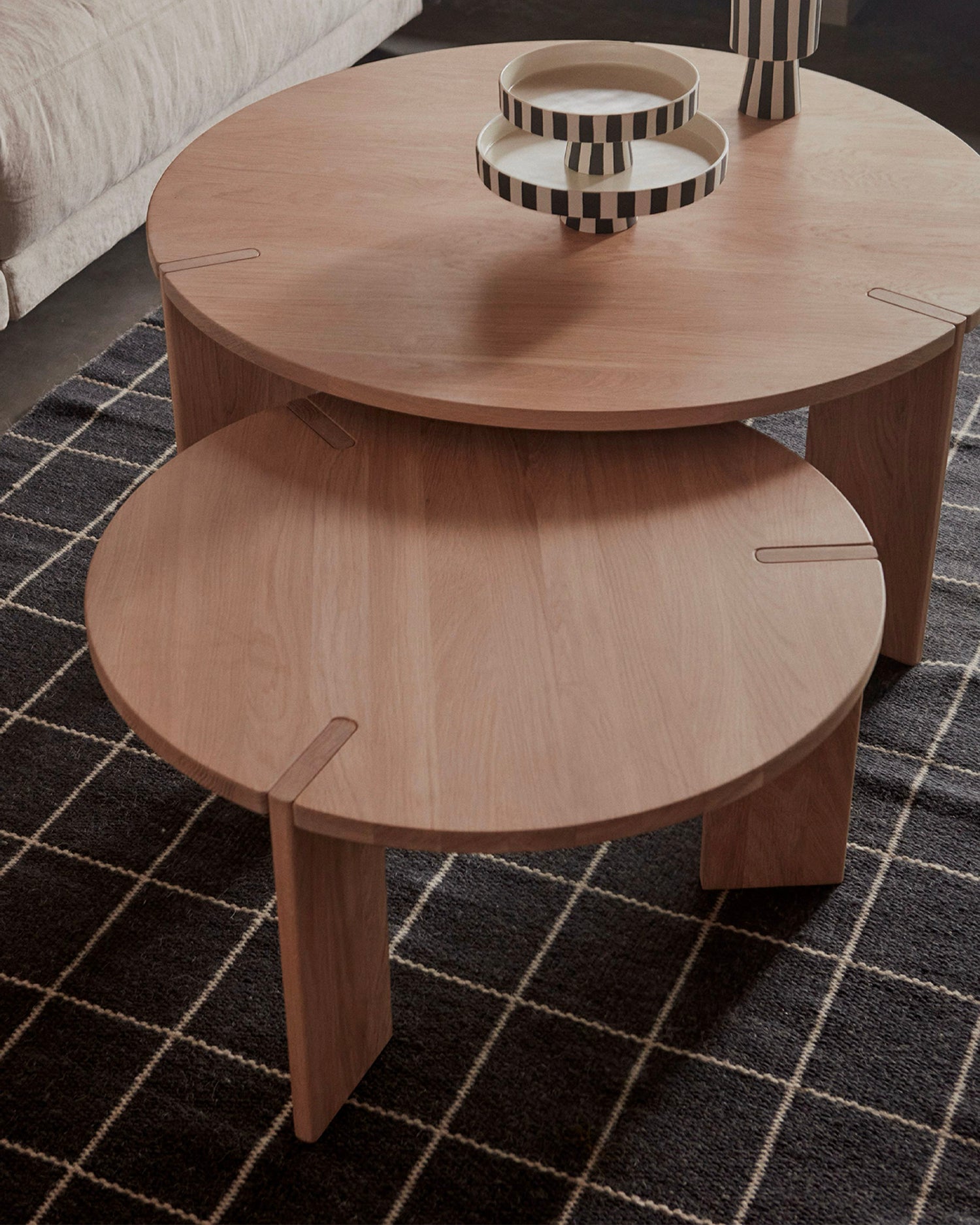Tavolino da salotto rotondo in legno di rovere Oy