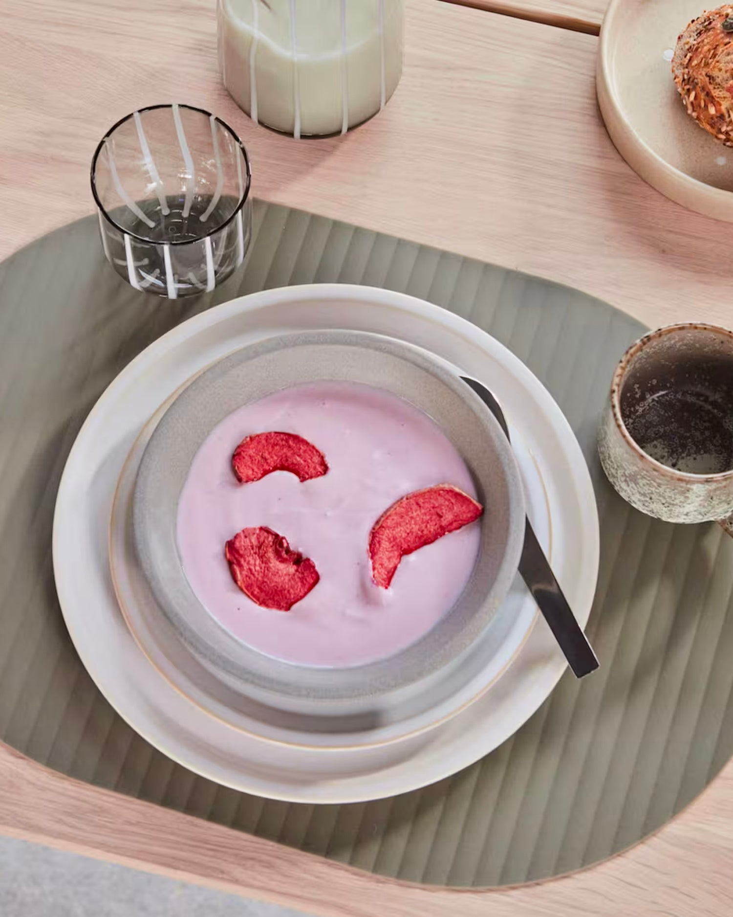 Set 2 piatti piani in terracotta realizzati a mano Yuka