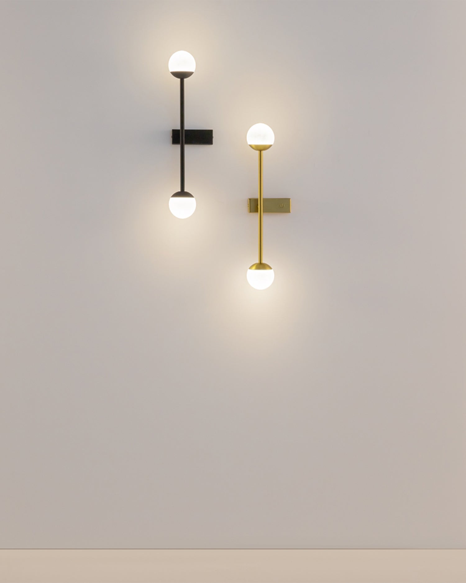Lampada da parete con due sfere in vetro Touch