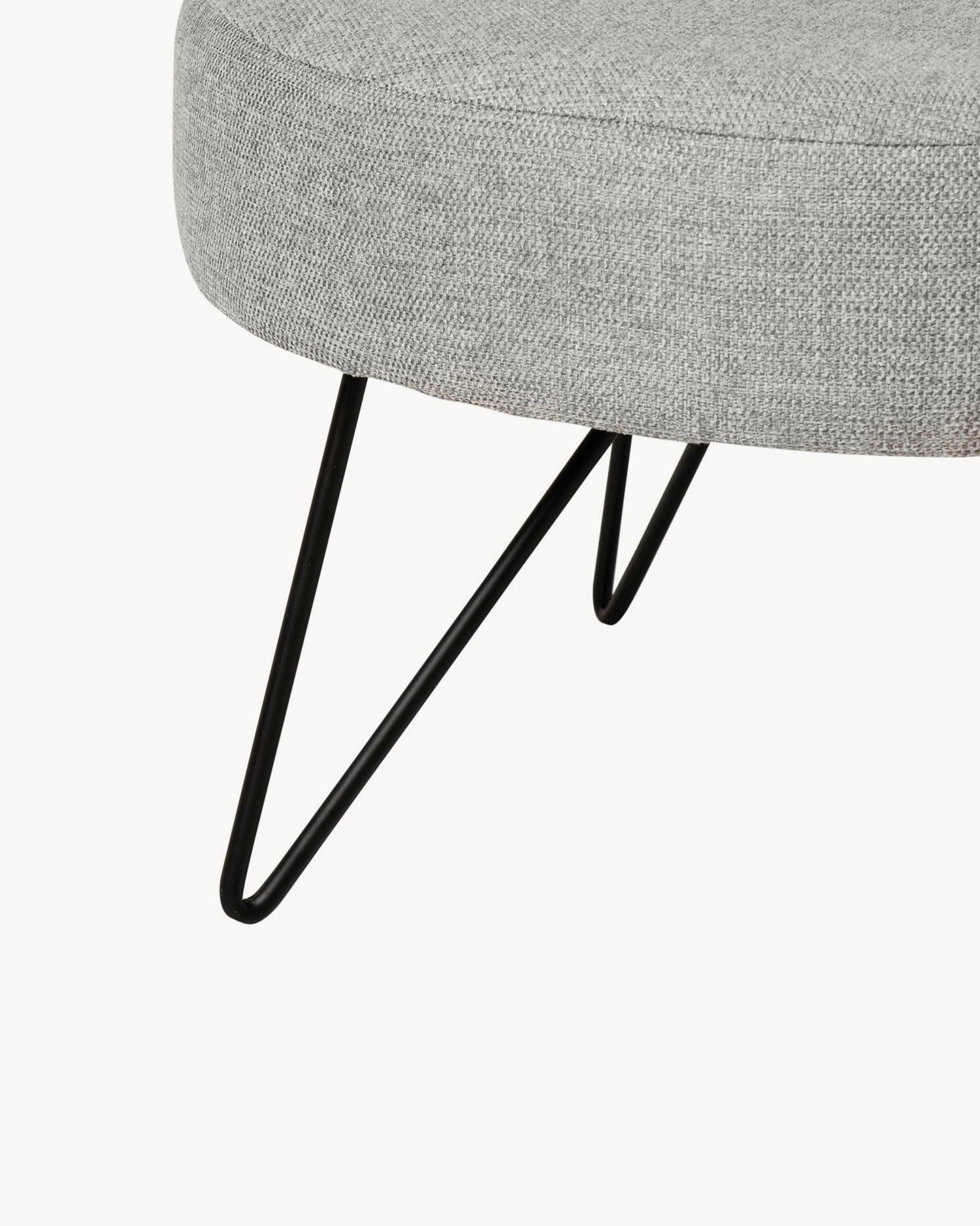 Pouf rotondo imbottito con gambe in metallo Aron - Tessuto