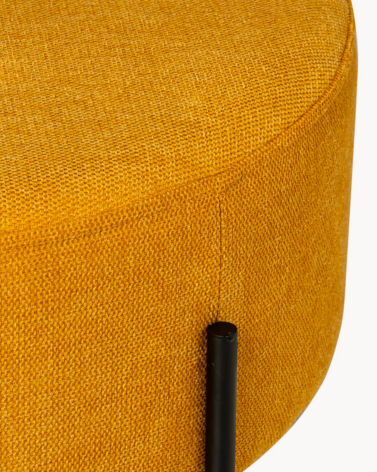 Pouf imbottito con gambe in metallo Camilo - Tessuto