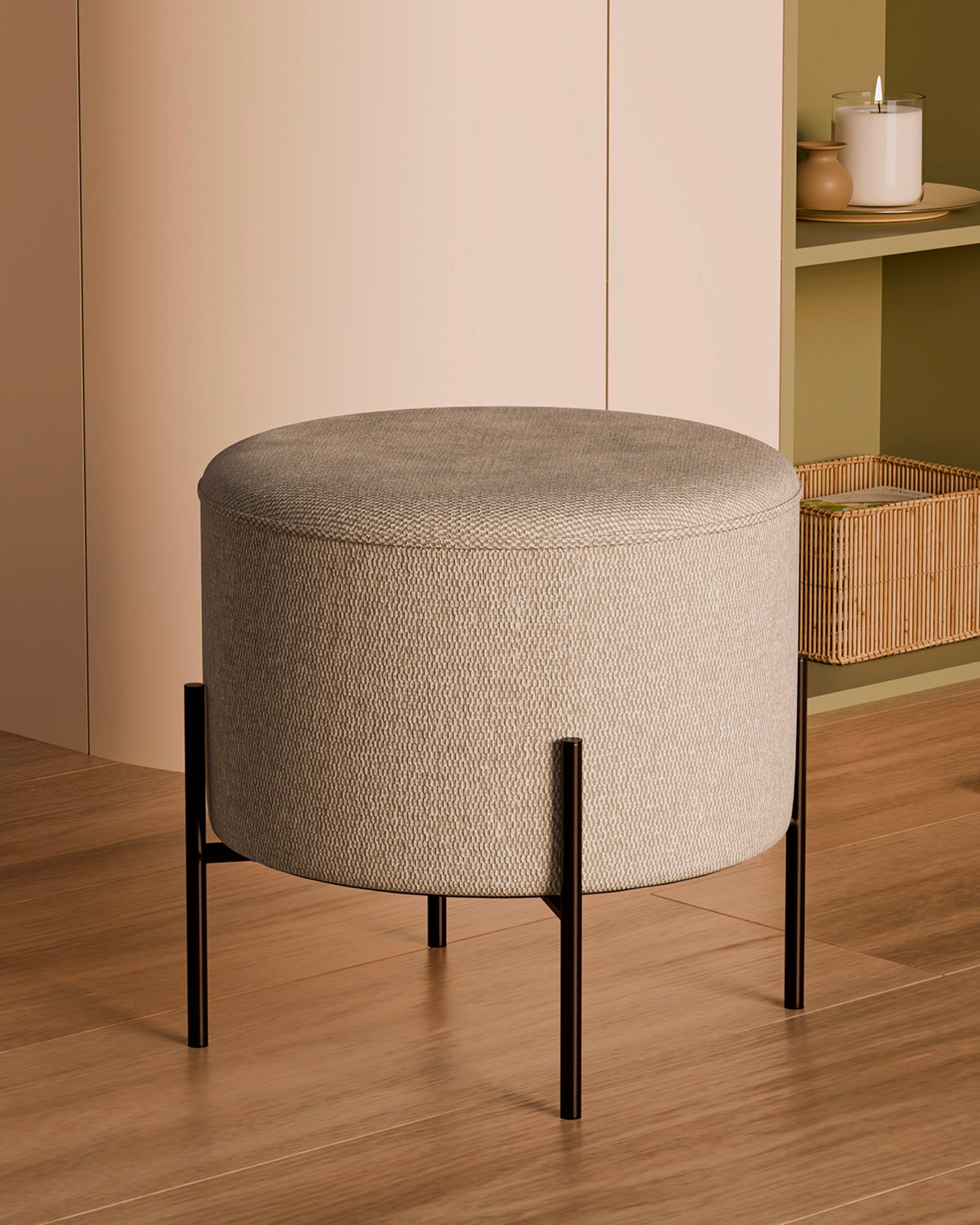 Pouf imbottito con gambe in metallo Herman