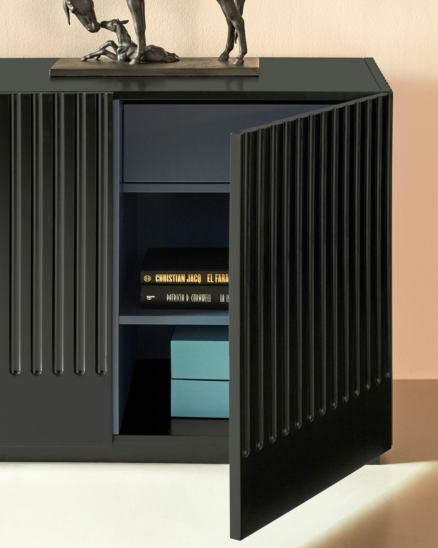 Credenza con ante scanalate Doric