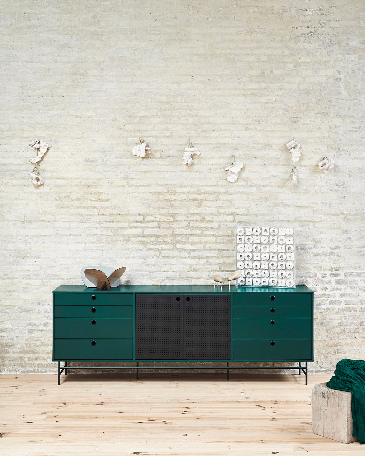 Credenza grande con ante in metallo forato Punto